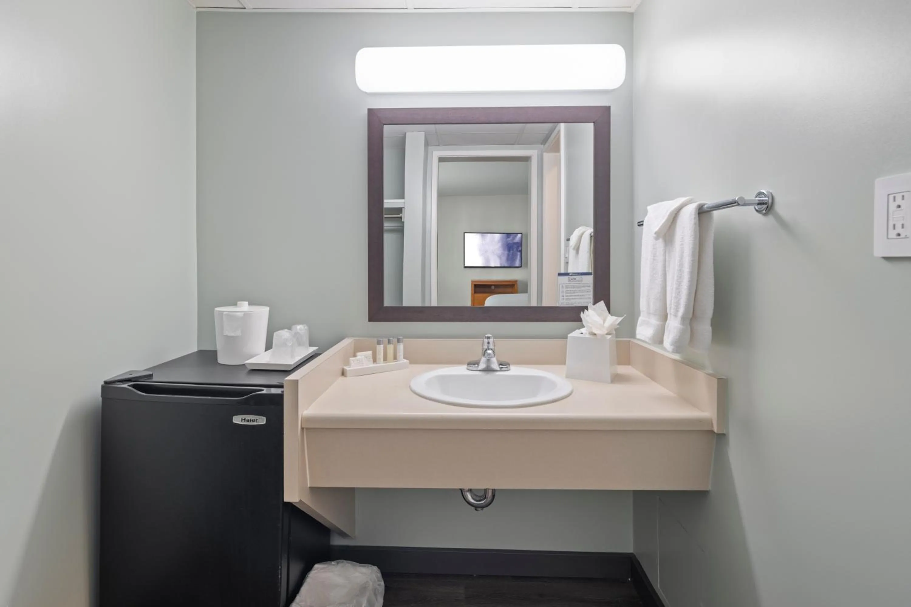 Bathroom in Vagabond Inn Glendale