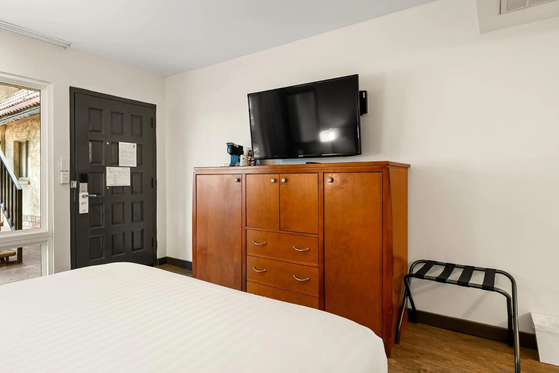 Communal lounge/ TV room, Bed in Vagabond Inn Glendale