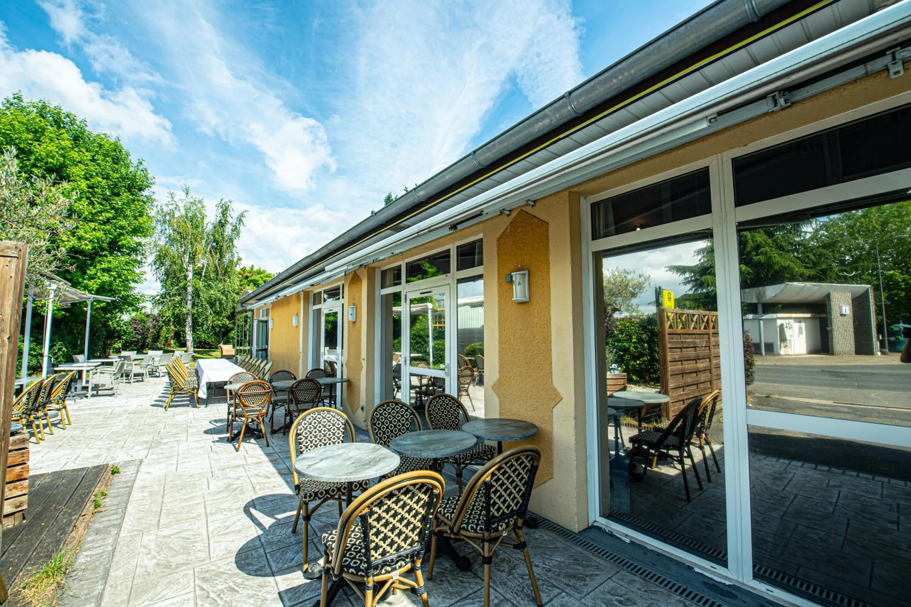 Property building in Logis Hôtel - Le Relais du Parisis