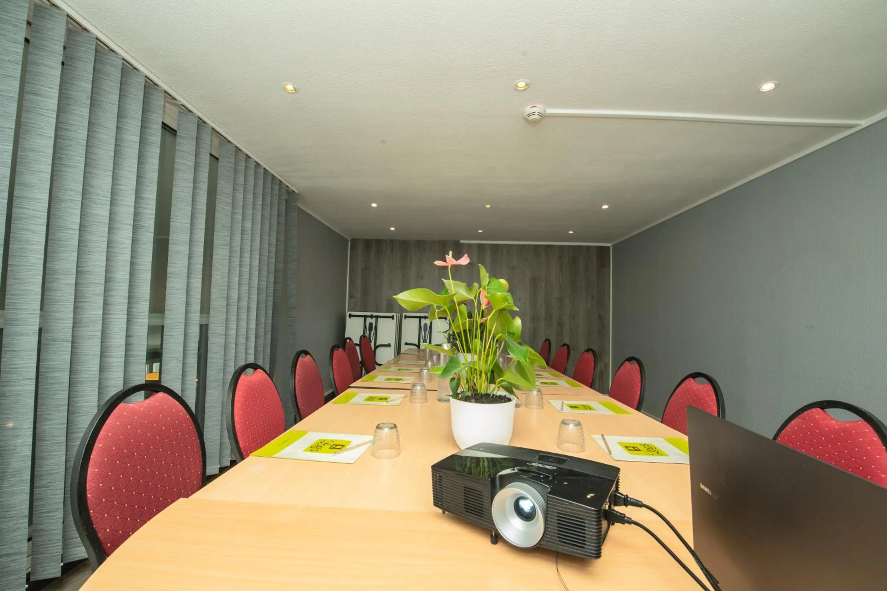 Meeting/conference room in Logis Hôtel - Le Relais du Parisis