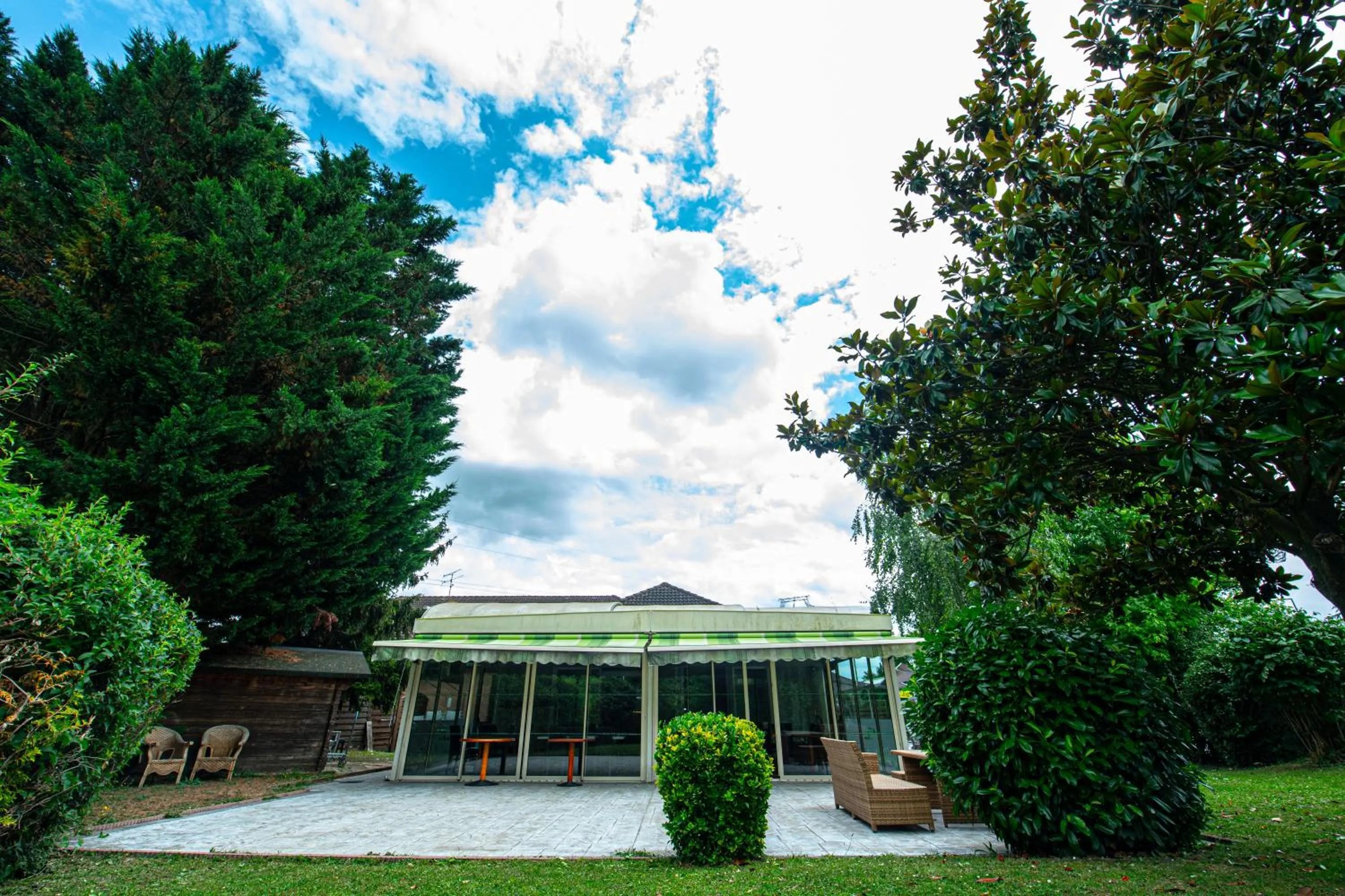 Patio in Logis Hôtel - Le Relais du Parisis