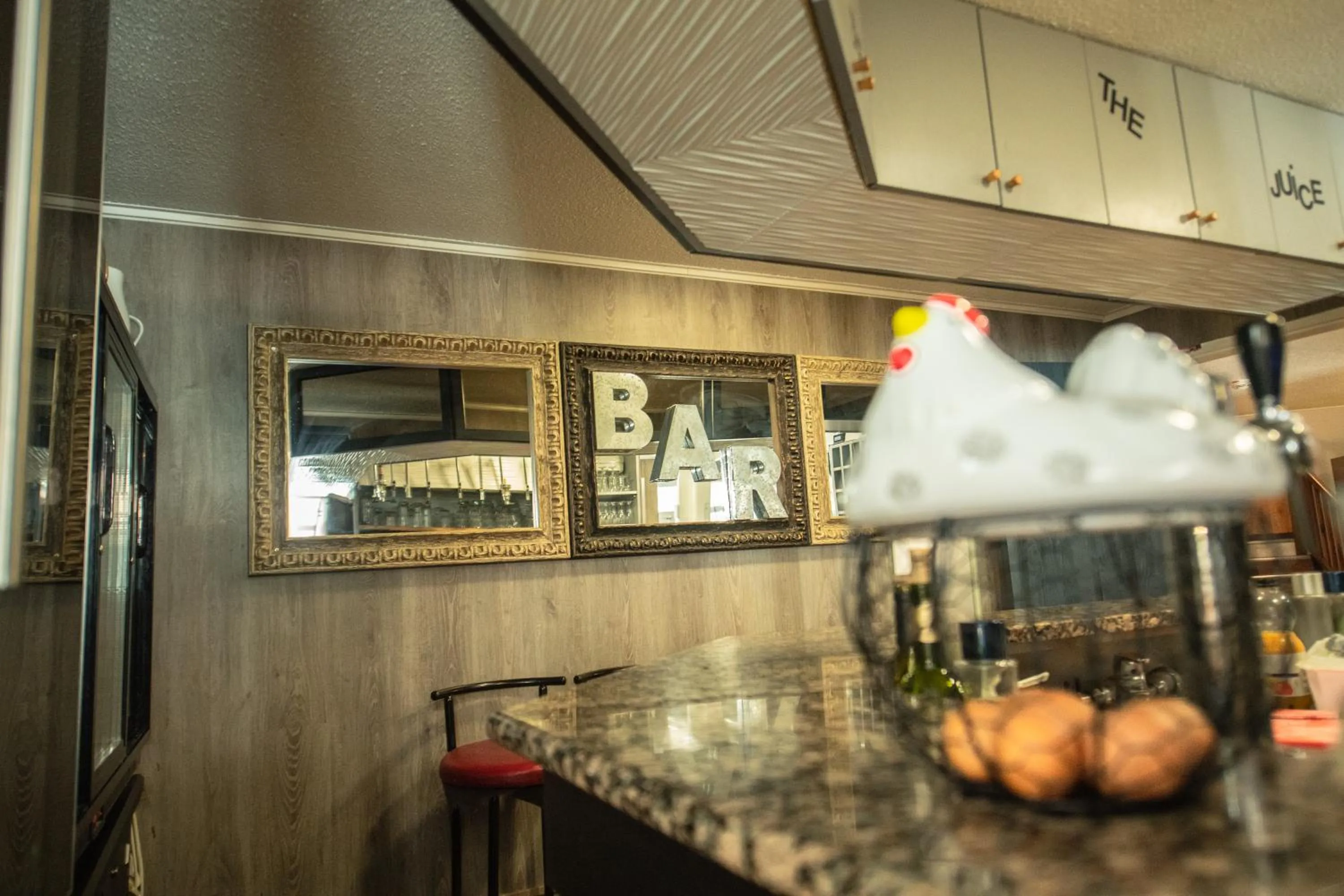 Lounge or bar in Logis Hôtel - Le Relais du Parisis