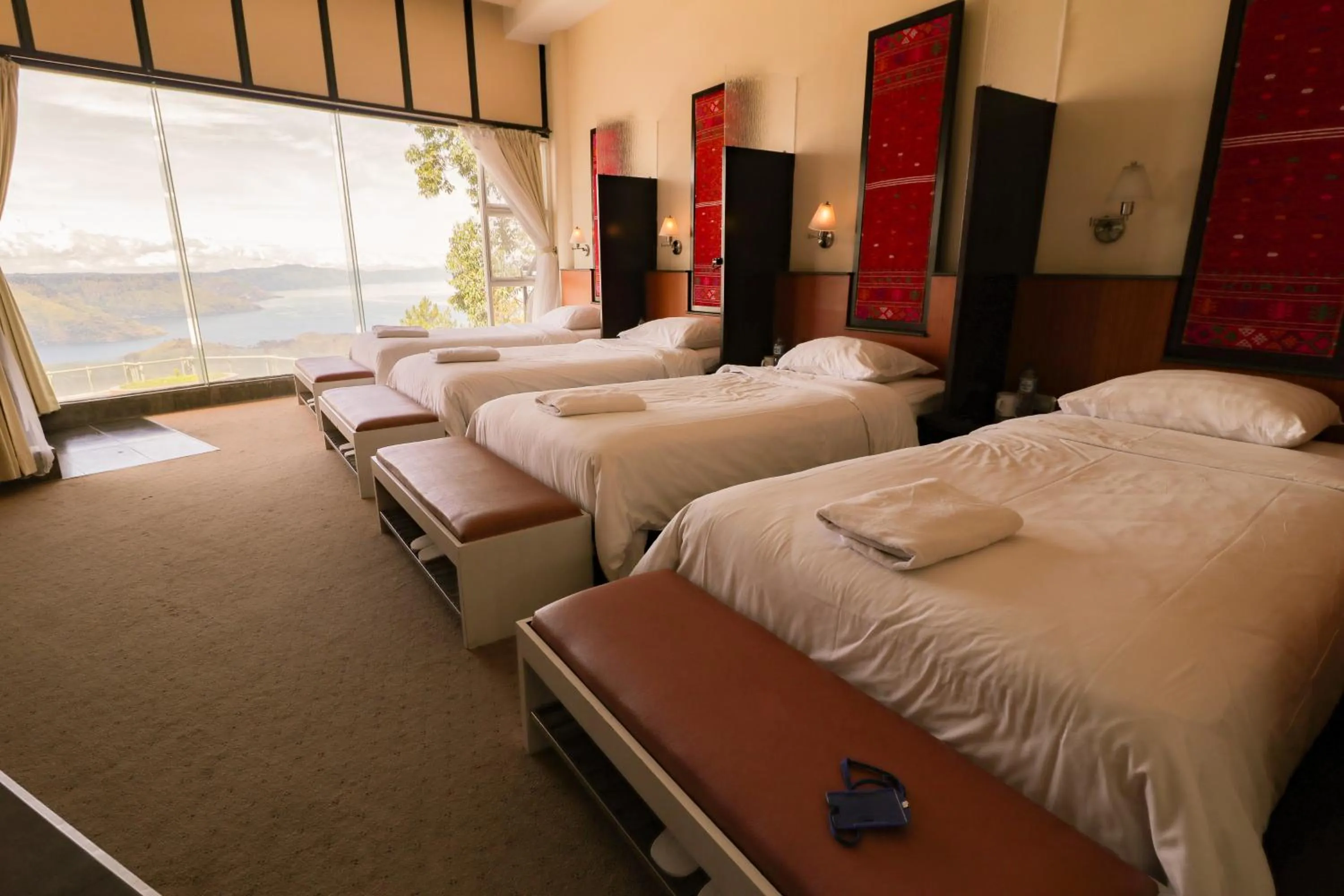 Photo of the whole room, Bed in Taman Simalem Resort