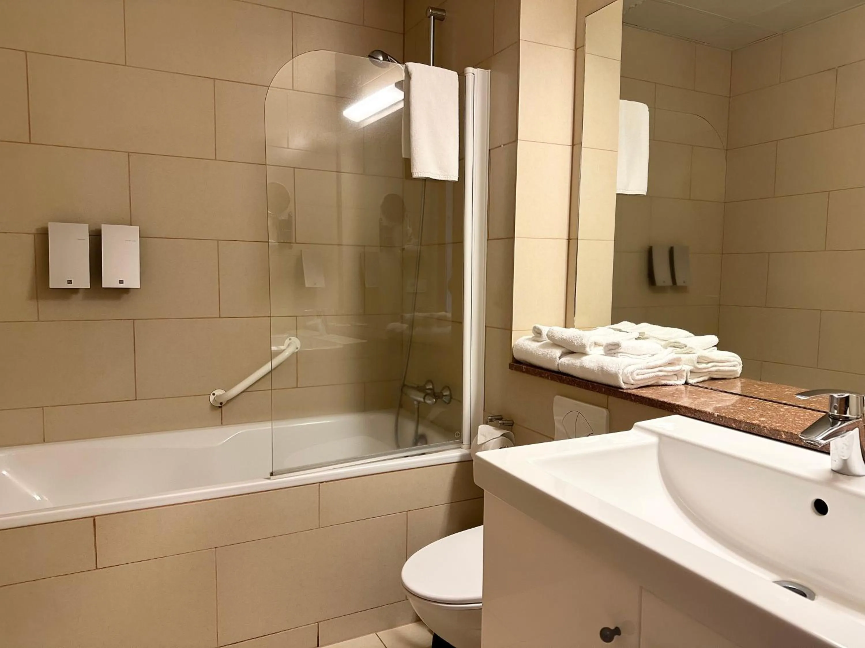 Shower in Hotel Laki