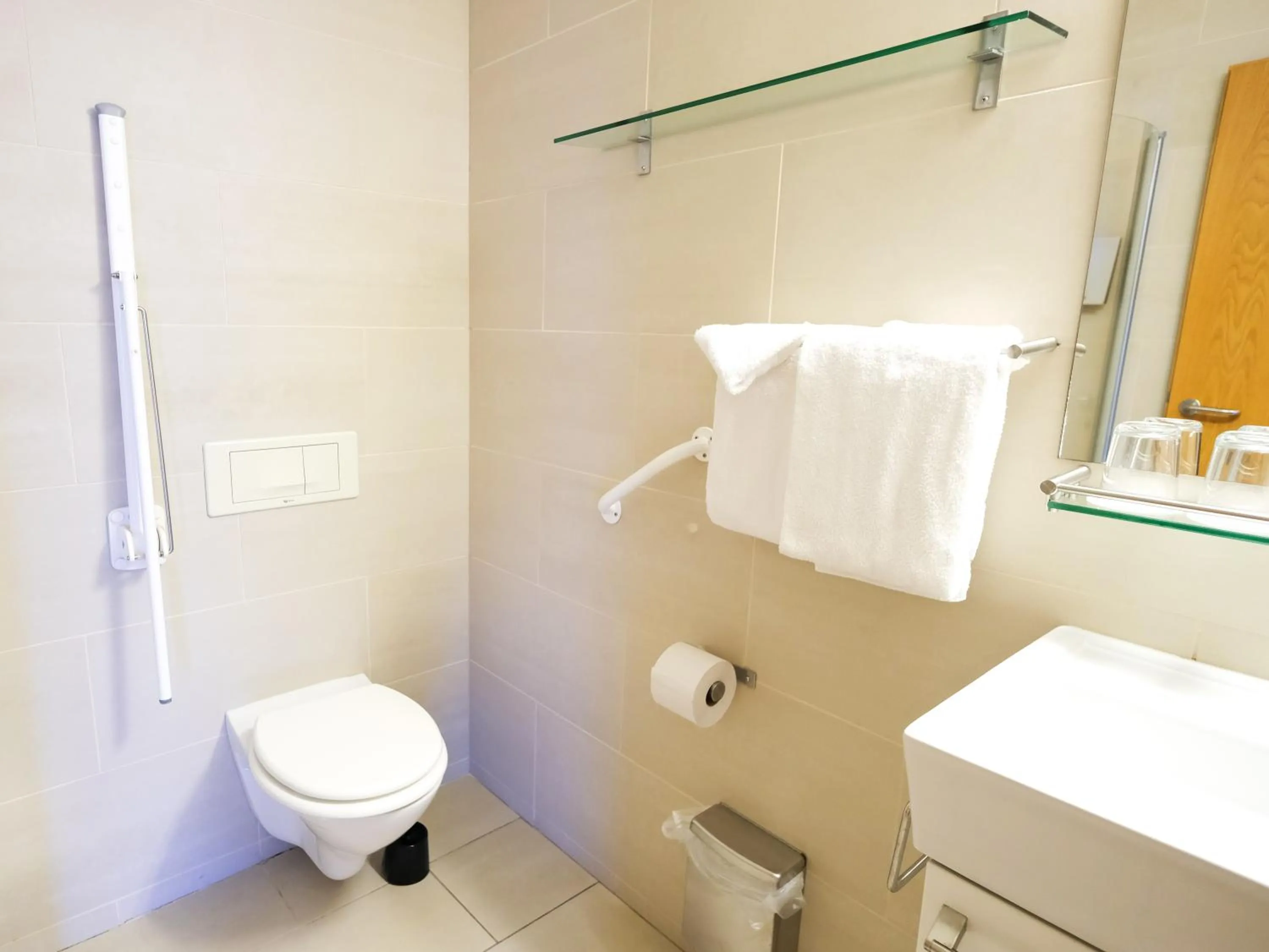 Toilet in Hotel Laki