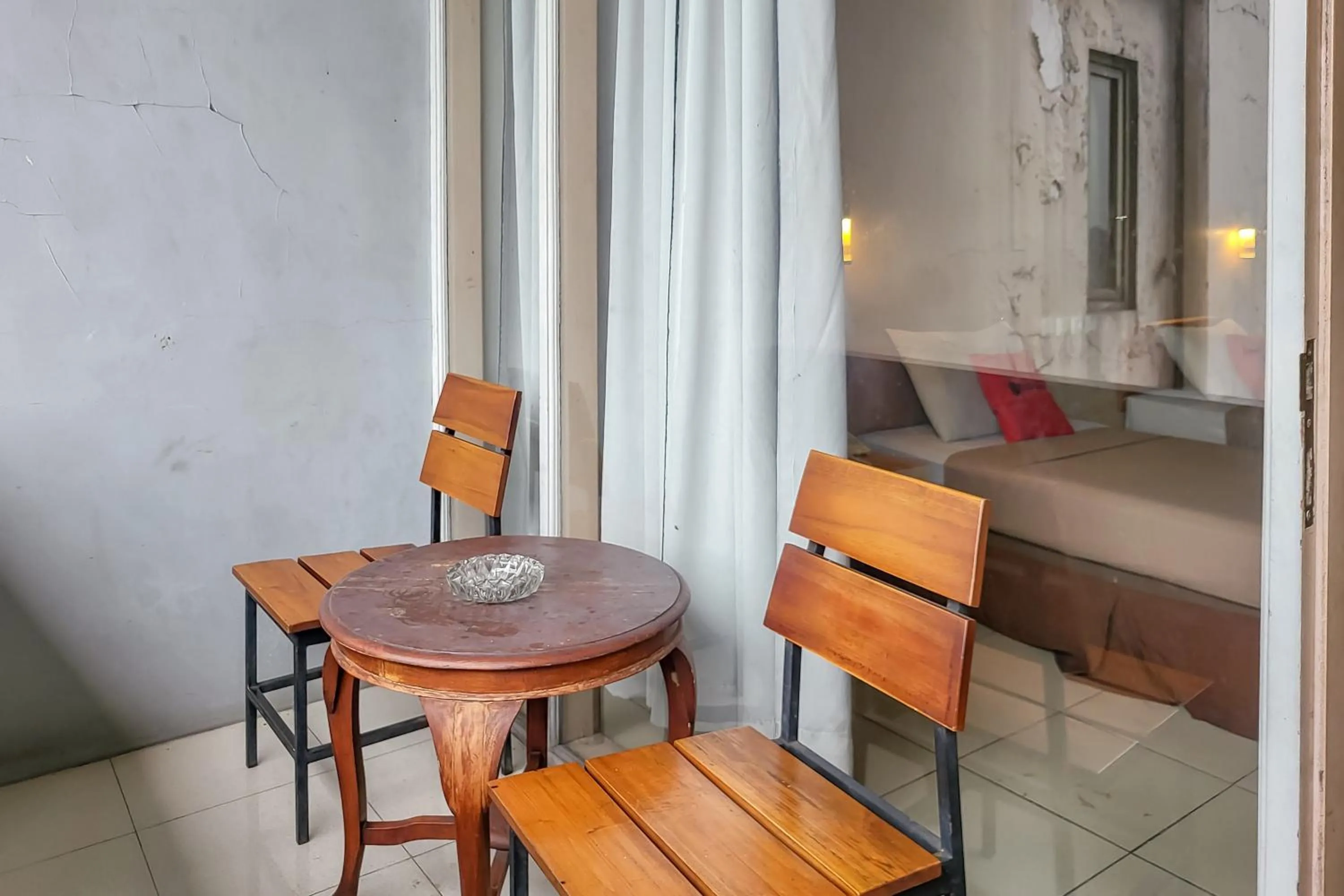 Seating area in RedDoorz near UPI Setiabudhi Bandung