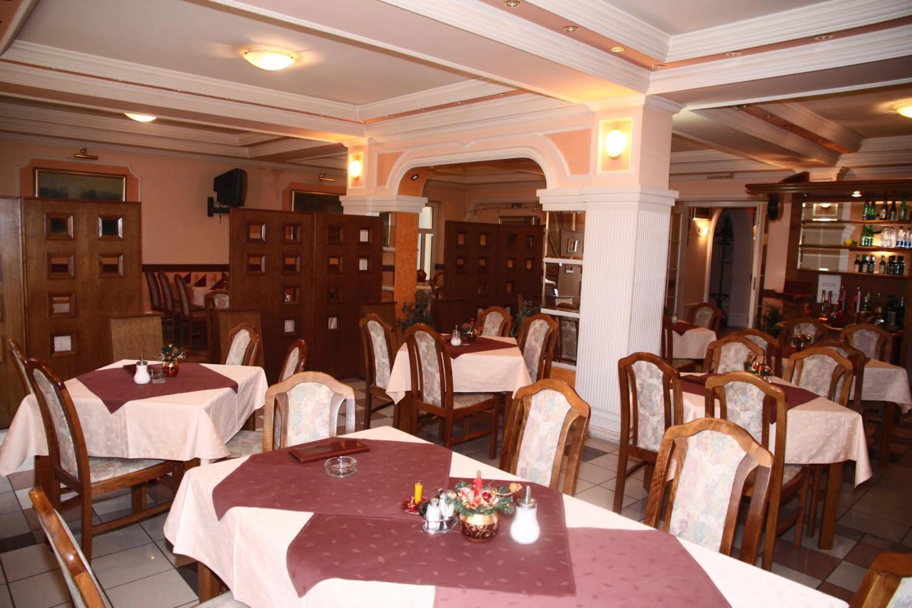 Restaurant/places to eat in Garni Hotel PBG