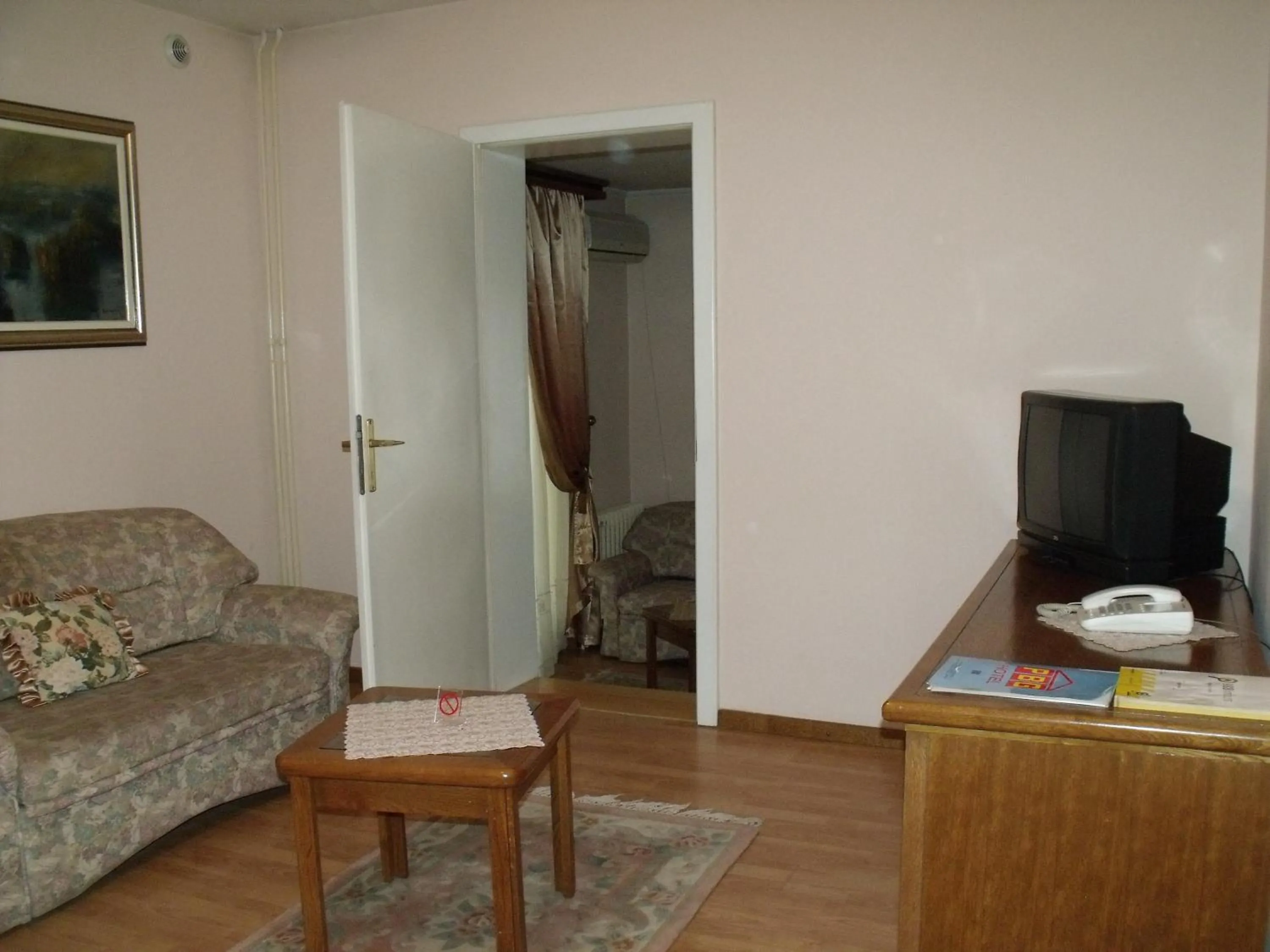 Communal lounge/ TV room in Garni Hotel PBG
