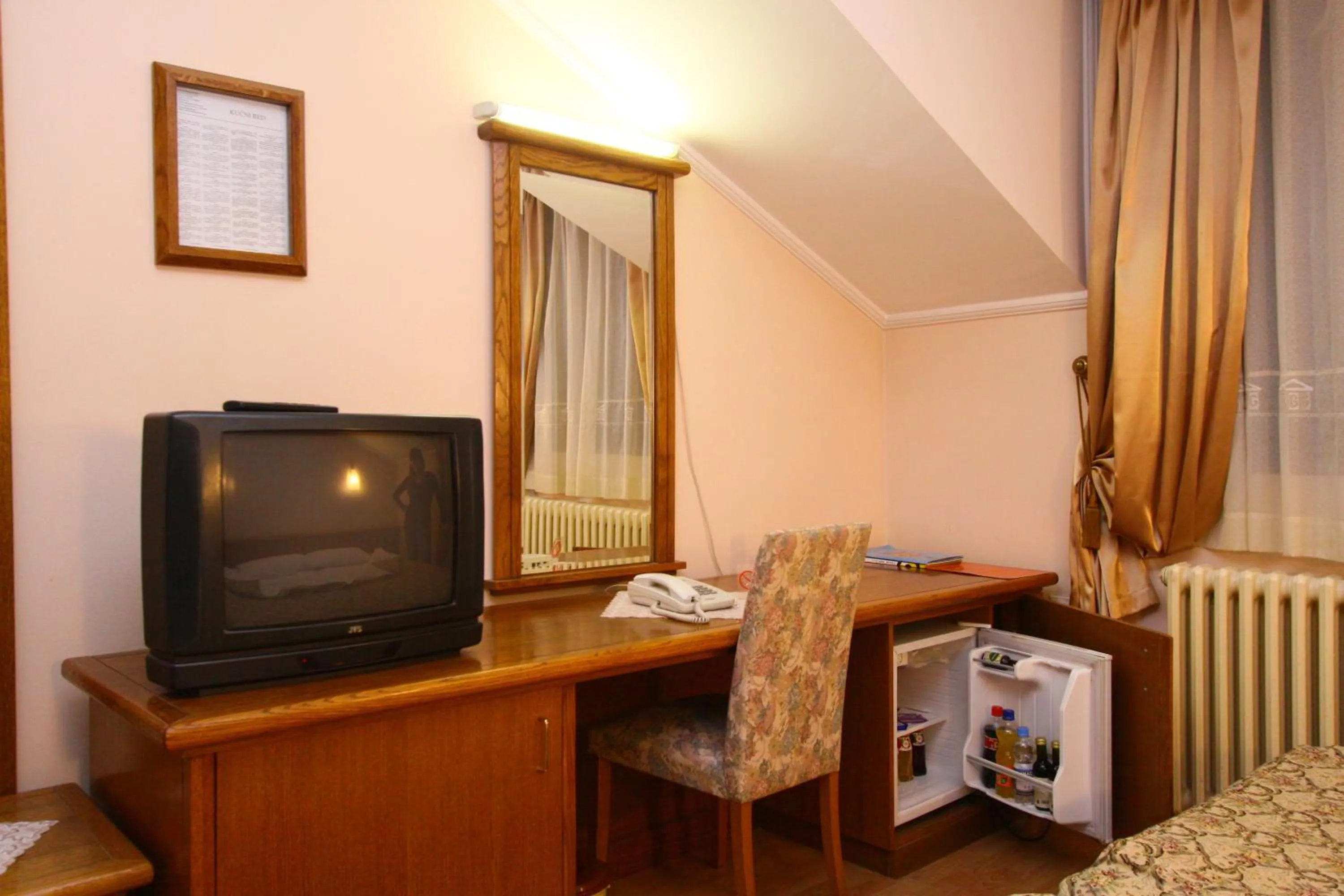 TV and multimedia, Bed in Garni Hotel PBG