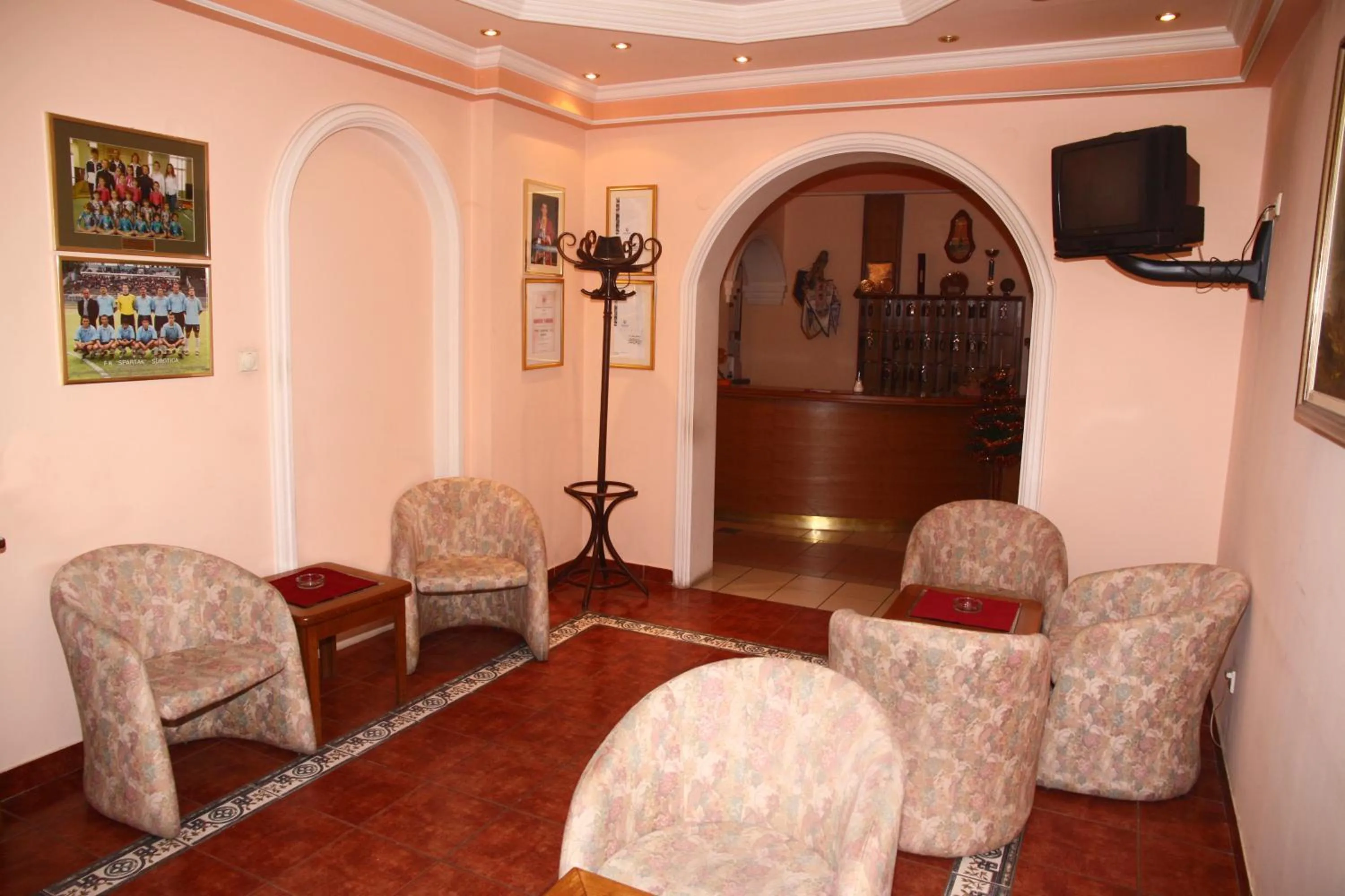 Communal lounge/ TV room in Garni Hotel PBG