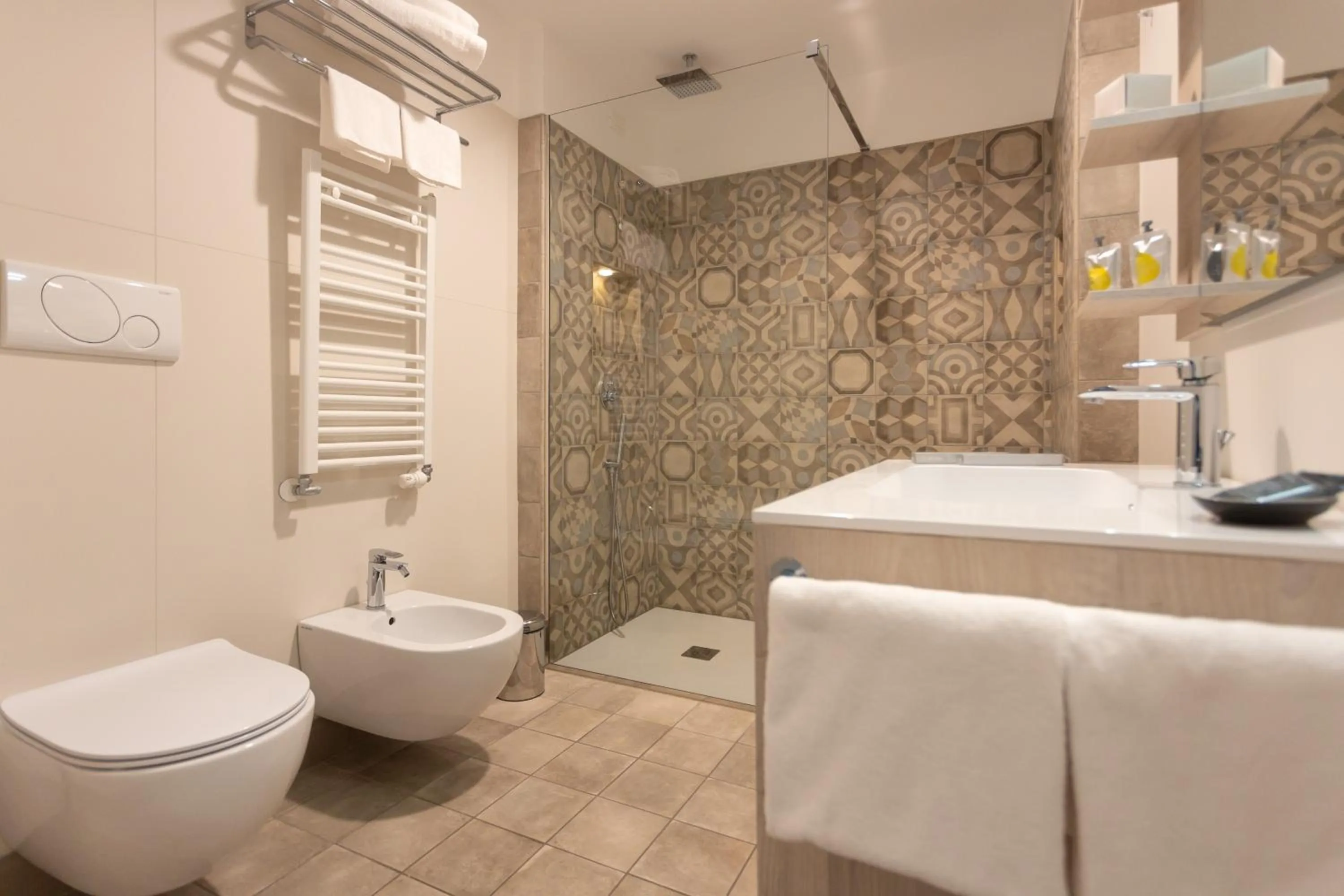 Shower in Mosella Suite Hotel