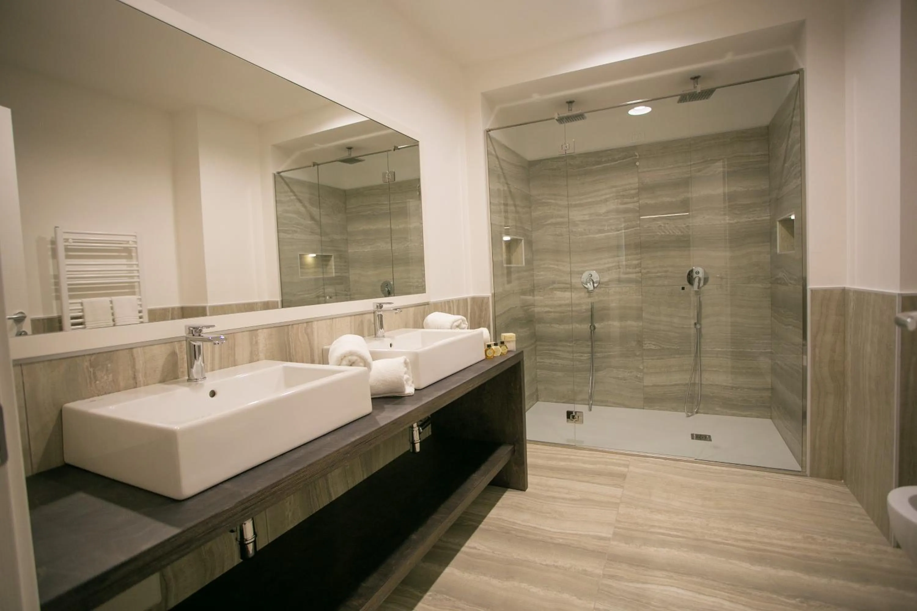 Shower in Mosella Suite Hotel