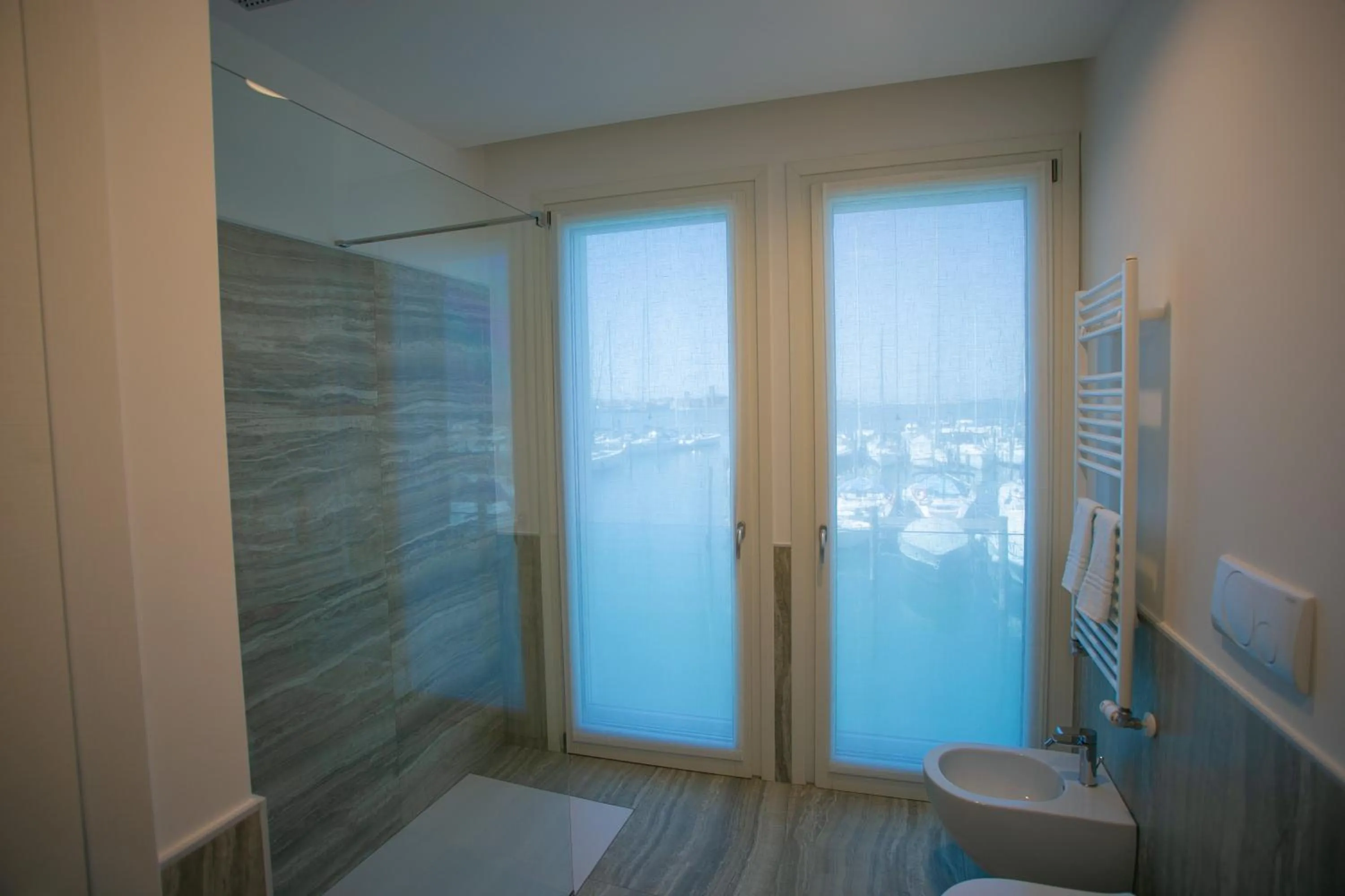 Shower in Mosella Suite Hotel