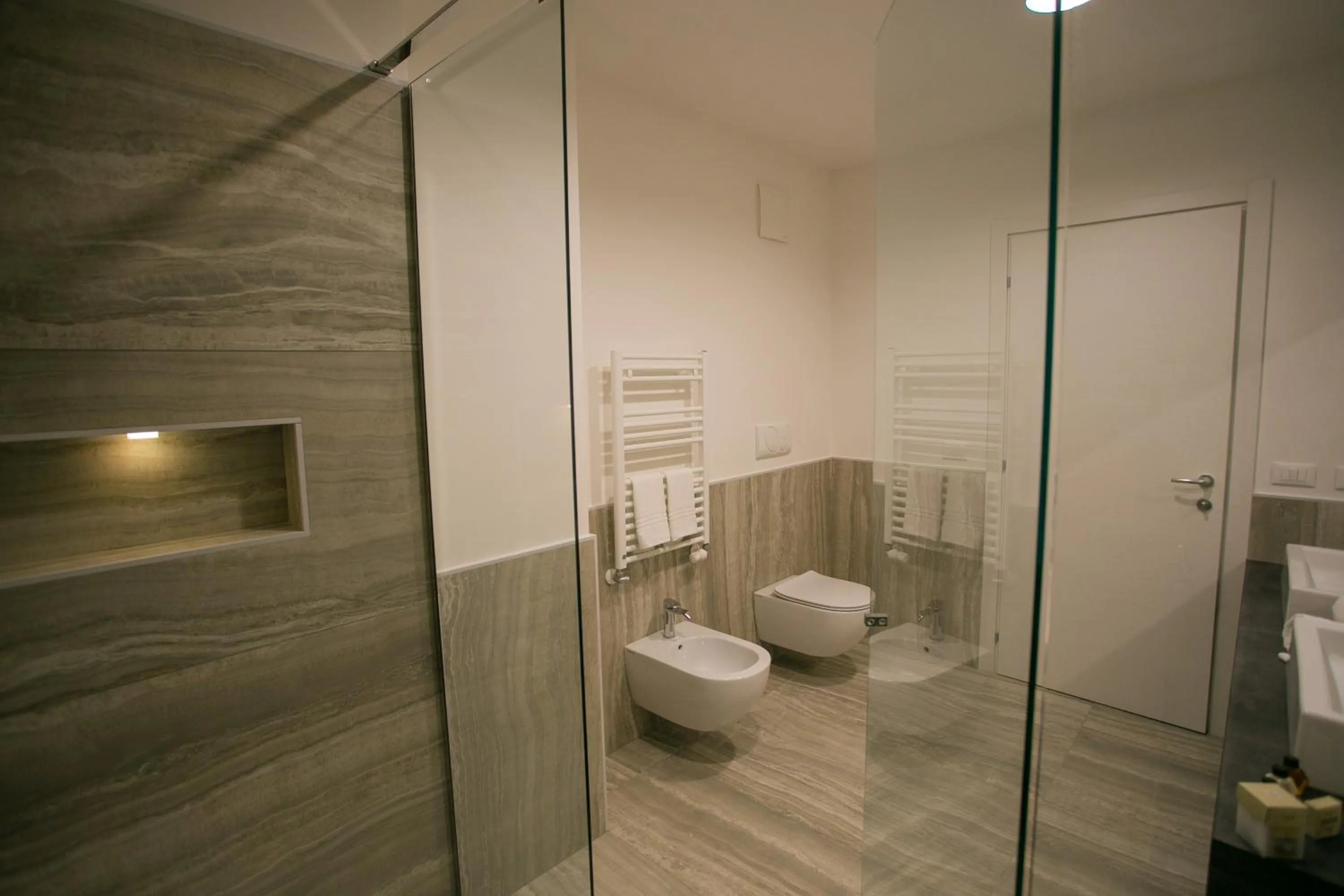 Shower in Mosella Suite Hotel