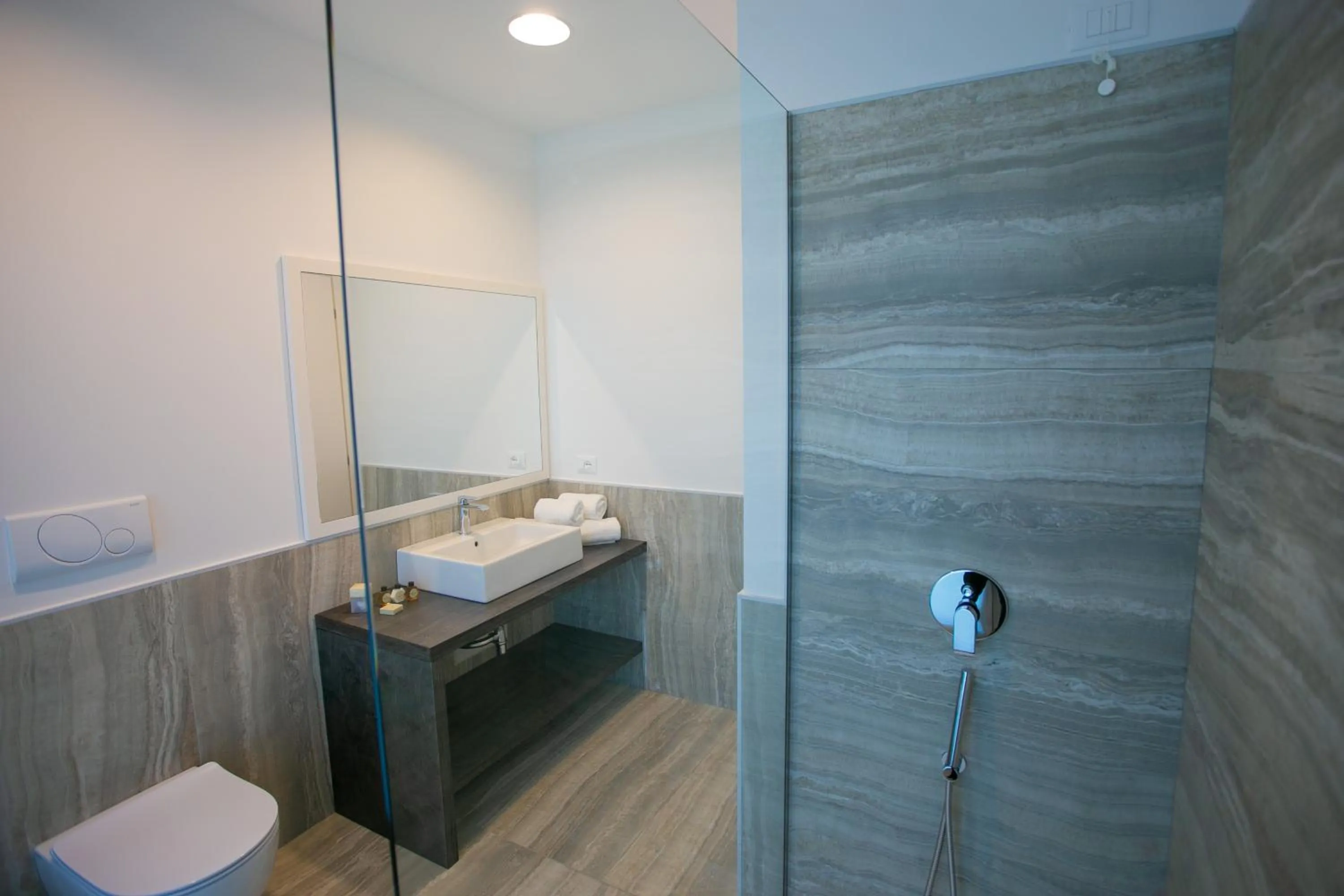 Shower in Mosella Suite Hotel