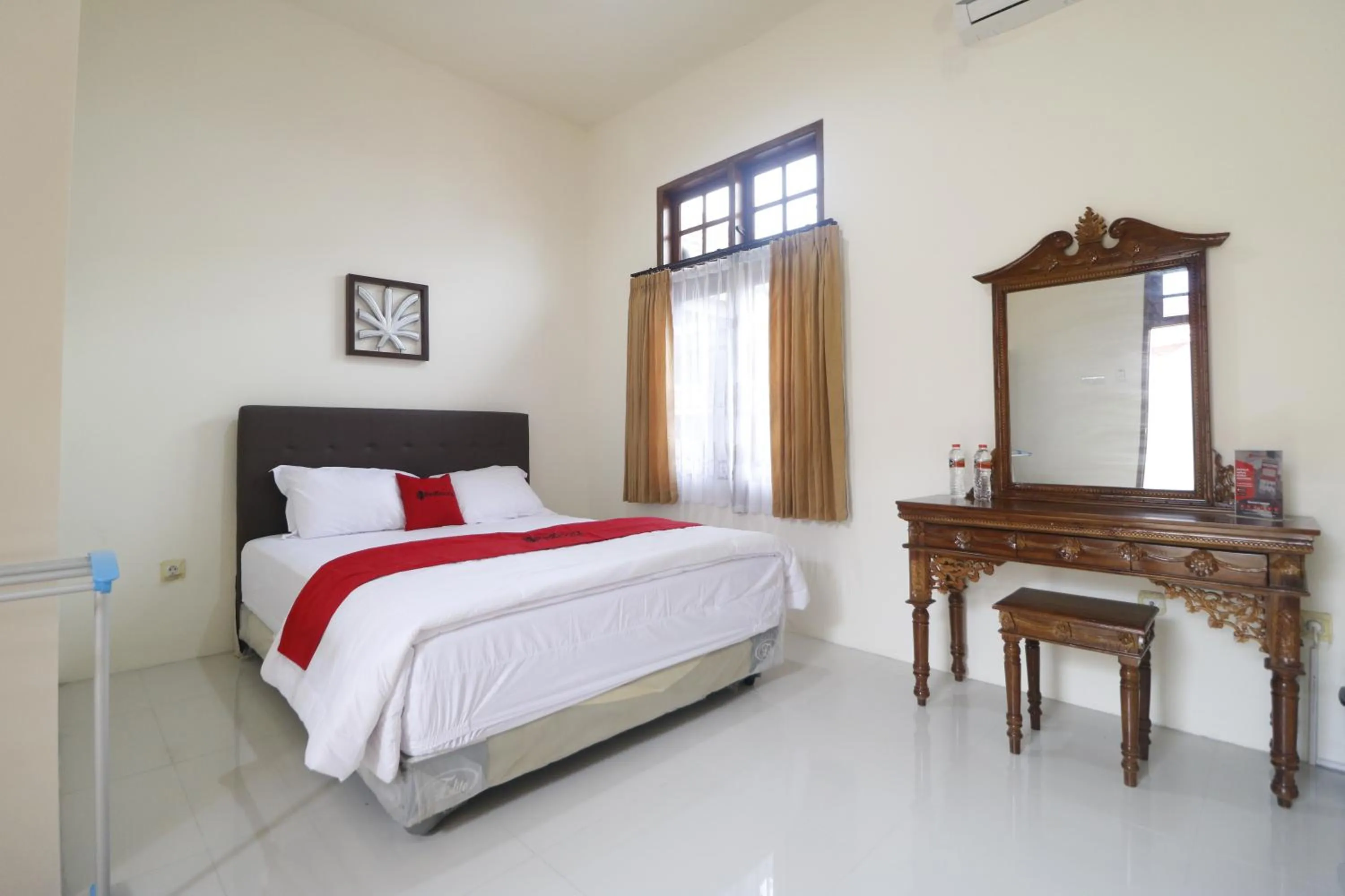 Bed in RedDoorz Syariah near Gelora Delta Sidoarjo