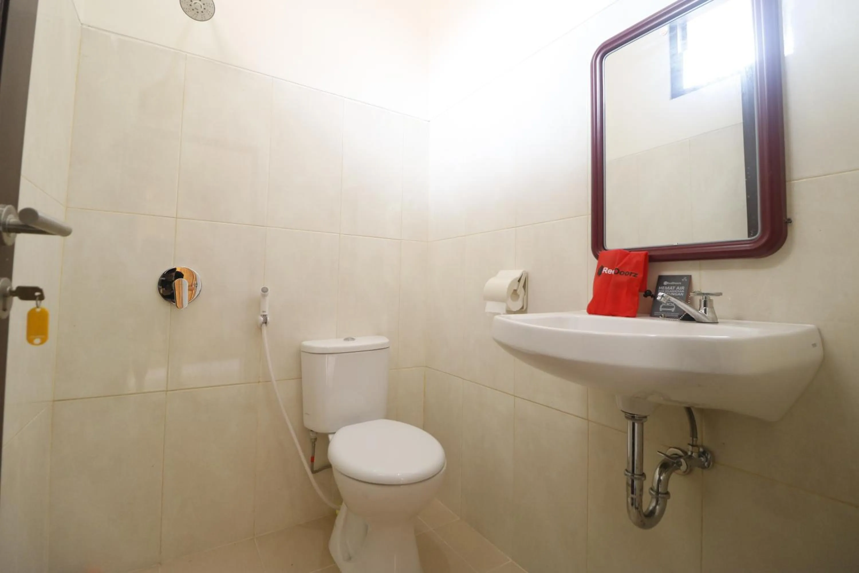 Bathroom in RedDoorz Syariah near Gelora Delta Sidoarjo