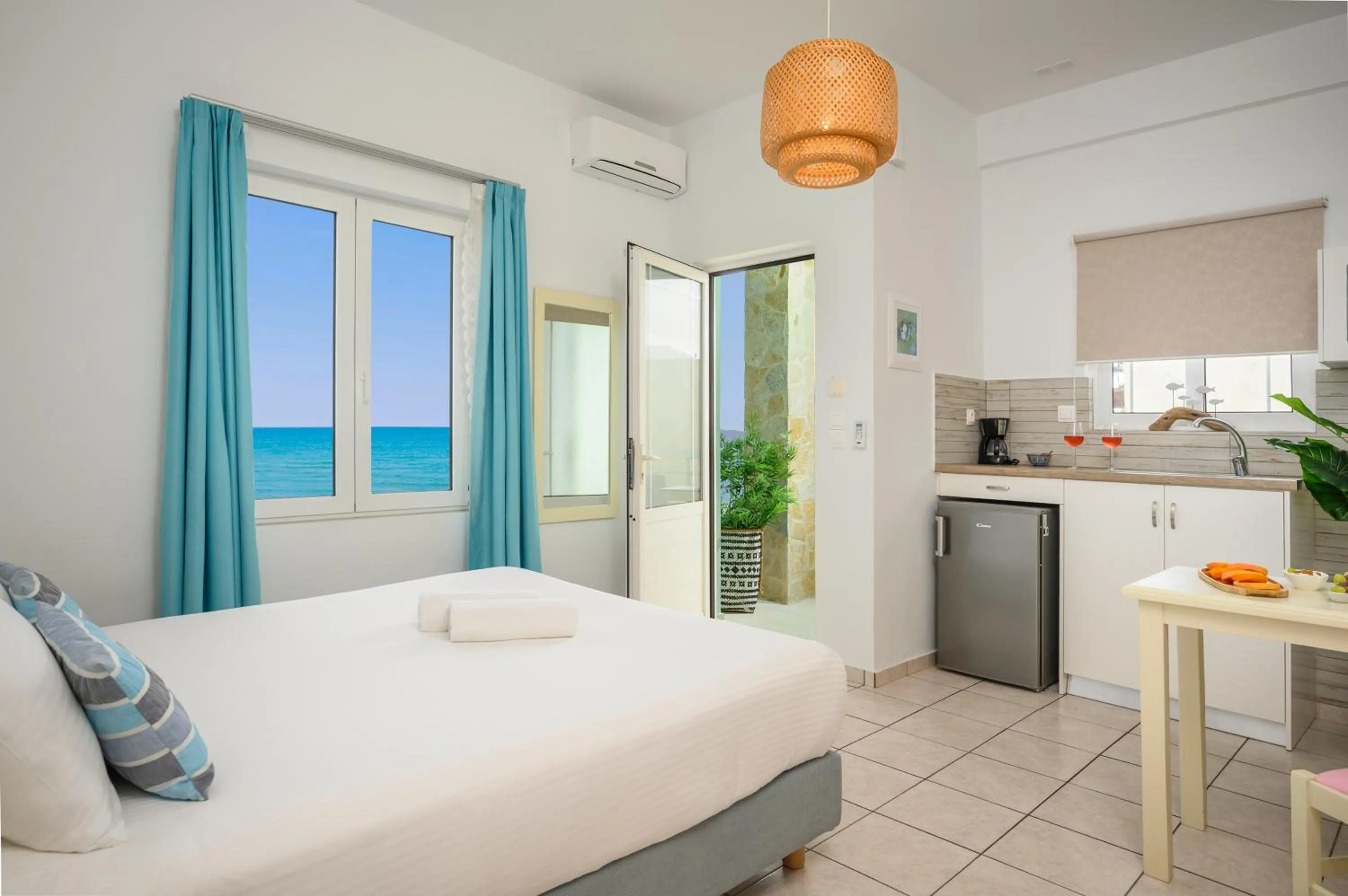 Photo of the whole room, Bed in Hermes Beach Front