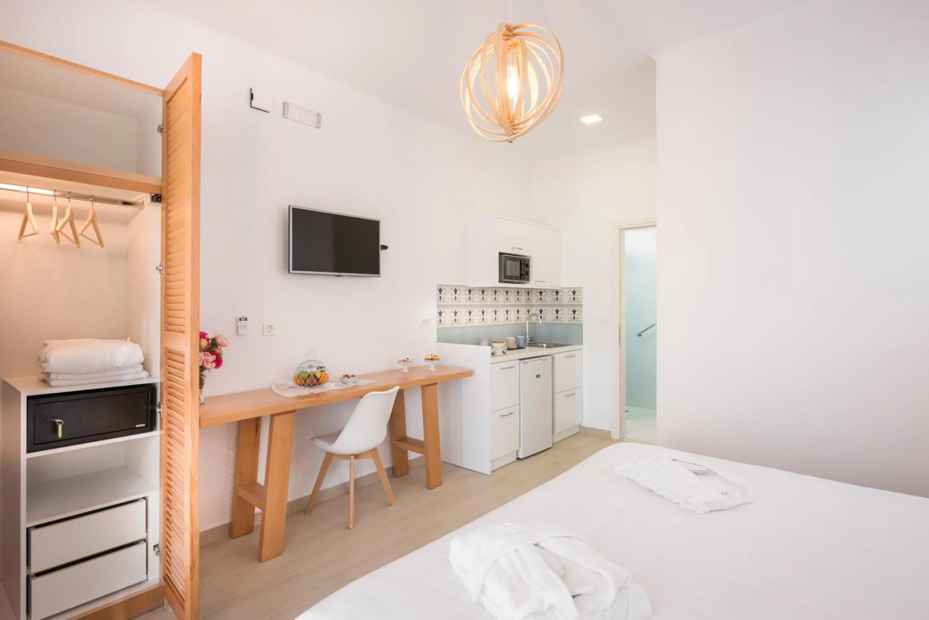 Photo of the whole room, Bed in Hermes Beach Front