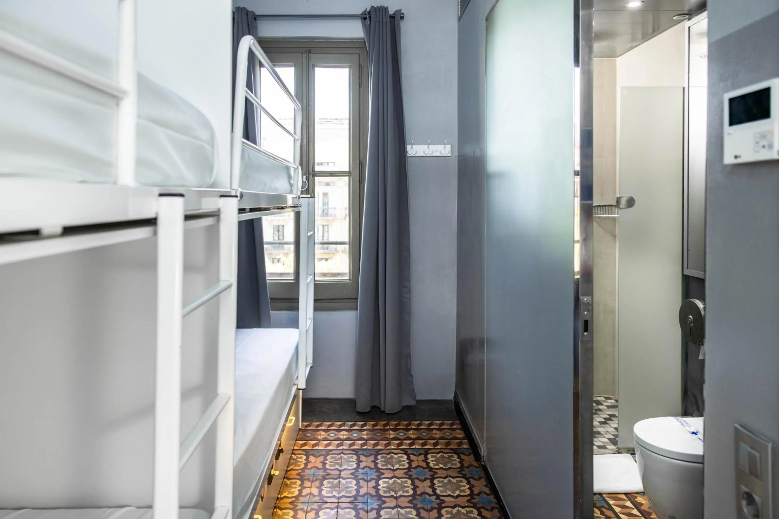 Shower in Urbany Hostel BCN GO!