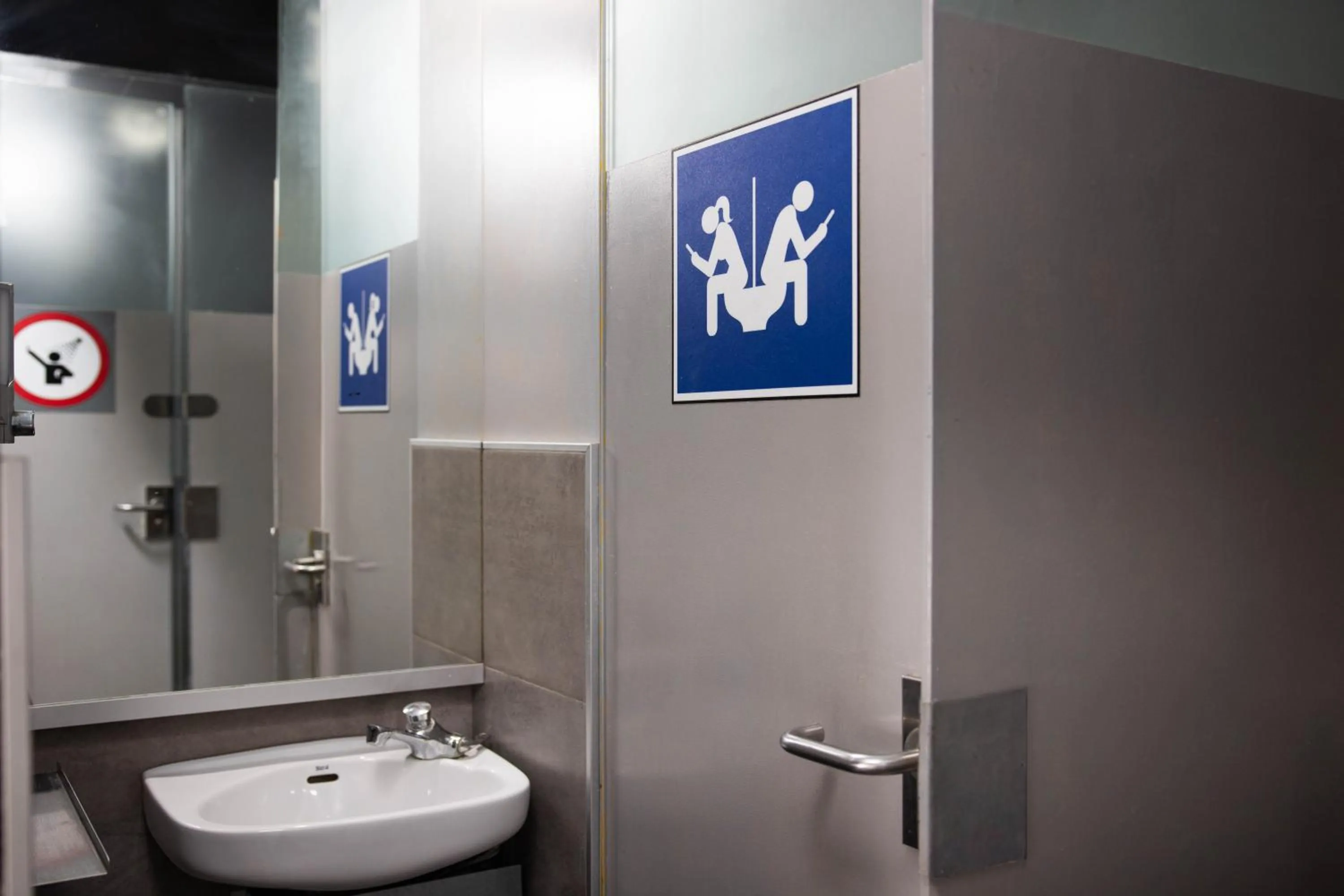 Shower in Urbany Hostel BCN GO!