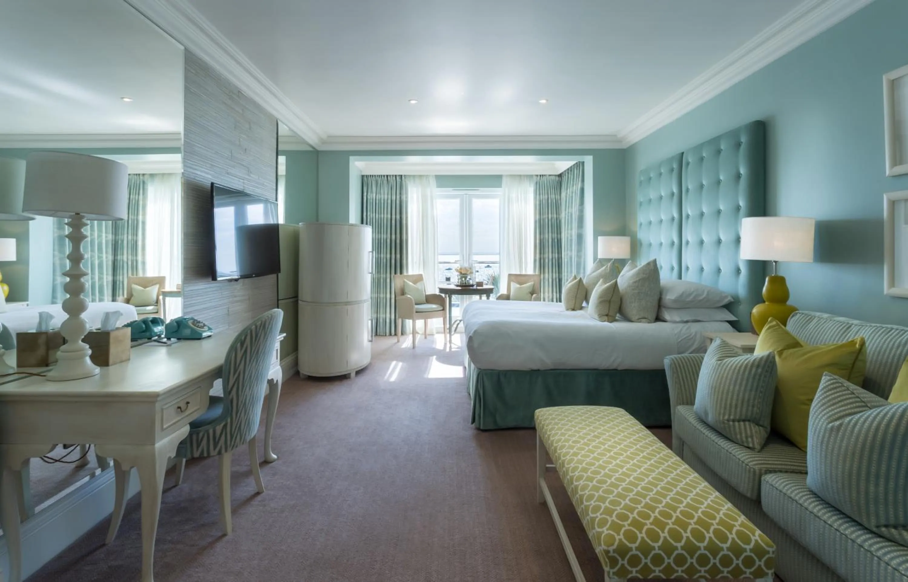 Photo of the whole room, Bed in Roslin Beach Hotel