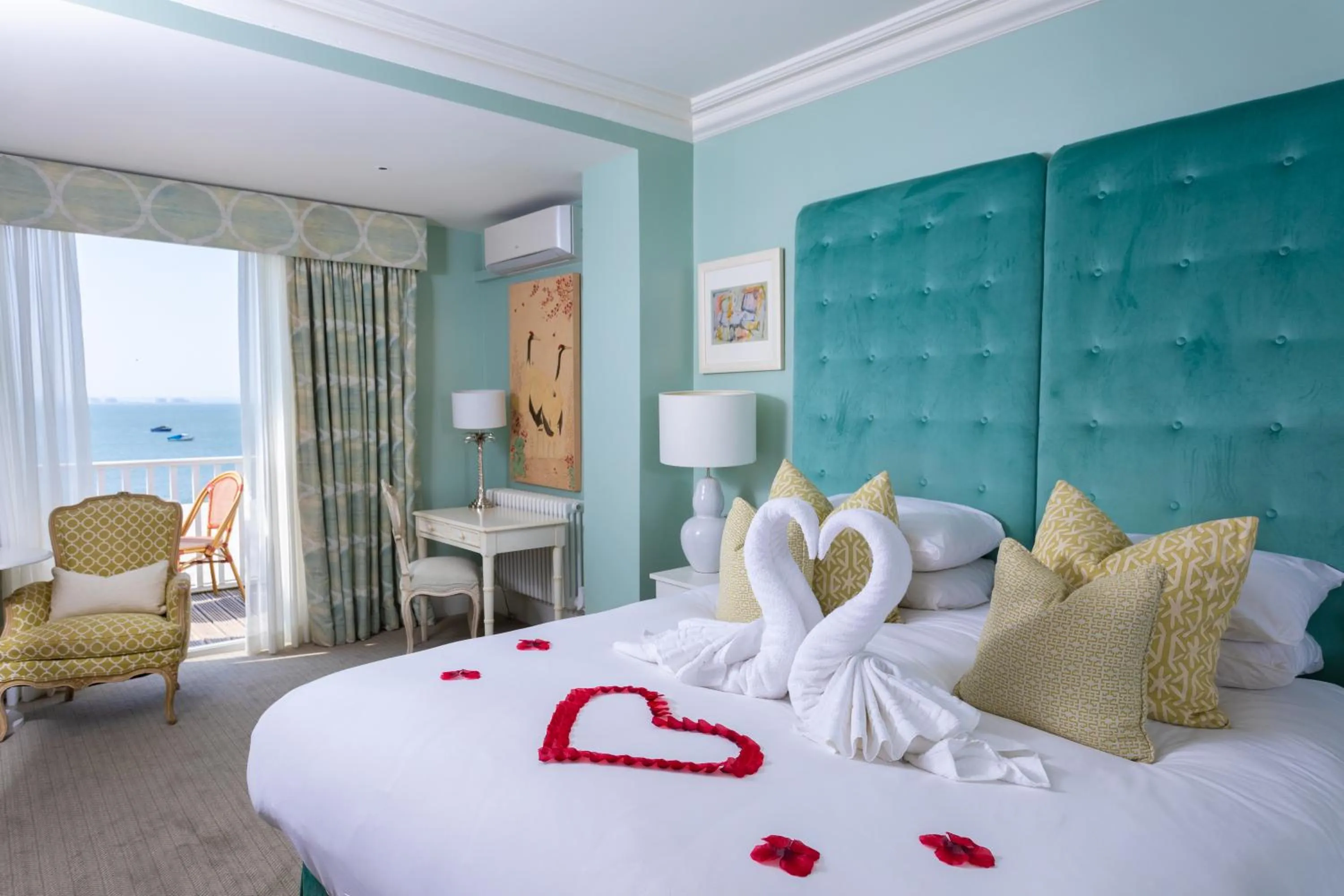 Bedroom, Bed in Roslin Beach Hotel