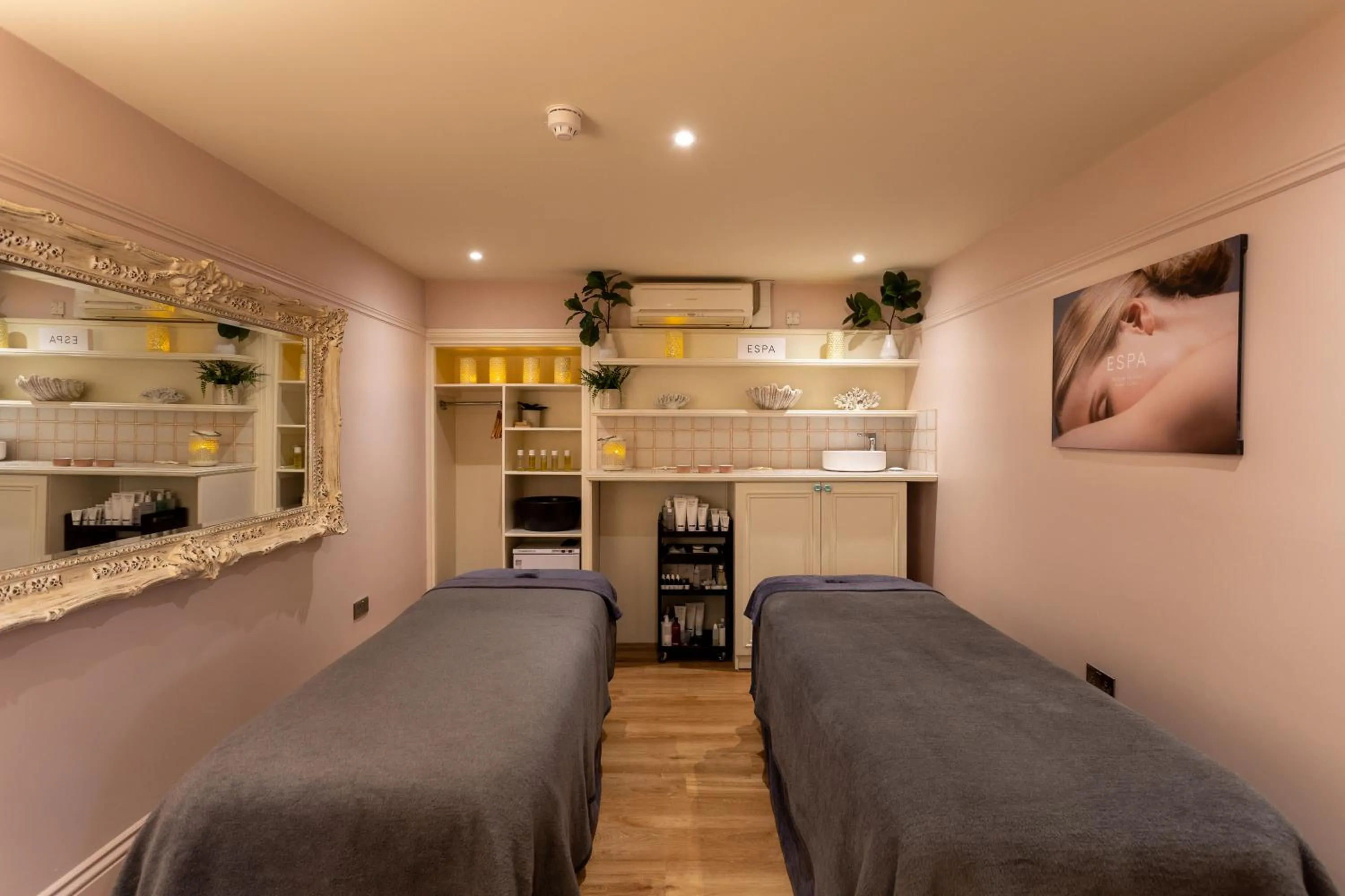 Massage, Bed in Roslin Beach Hotel