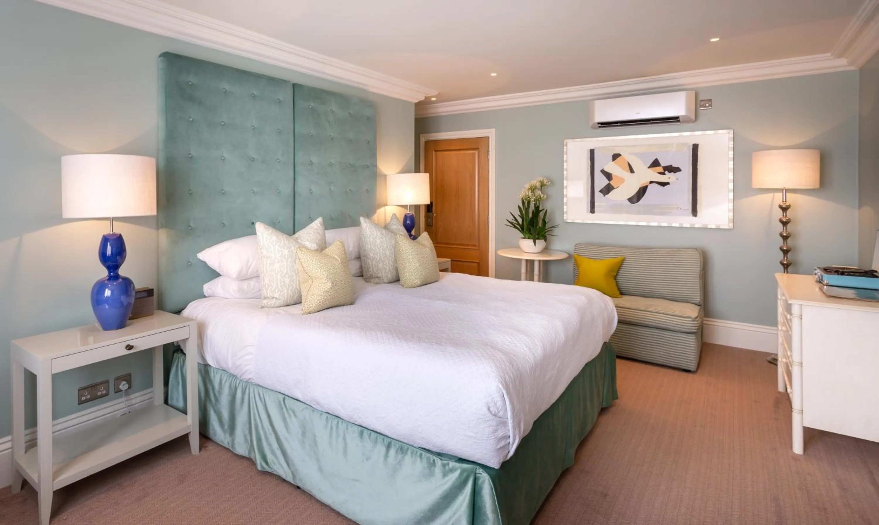 Bed in Roslin Beach Hotel