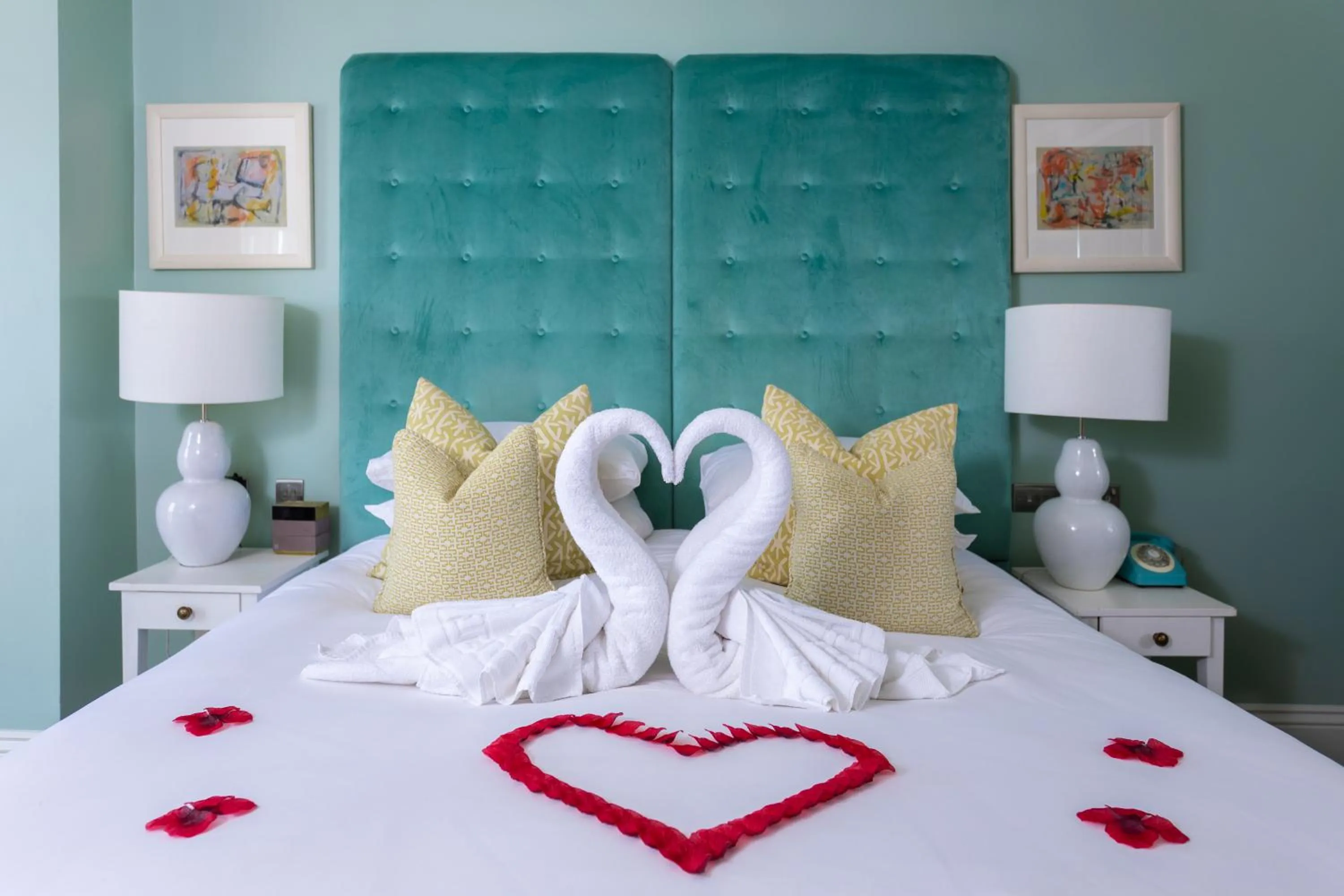 Bedroom, Bed in Roslin Beach Hotel