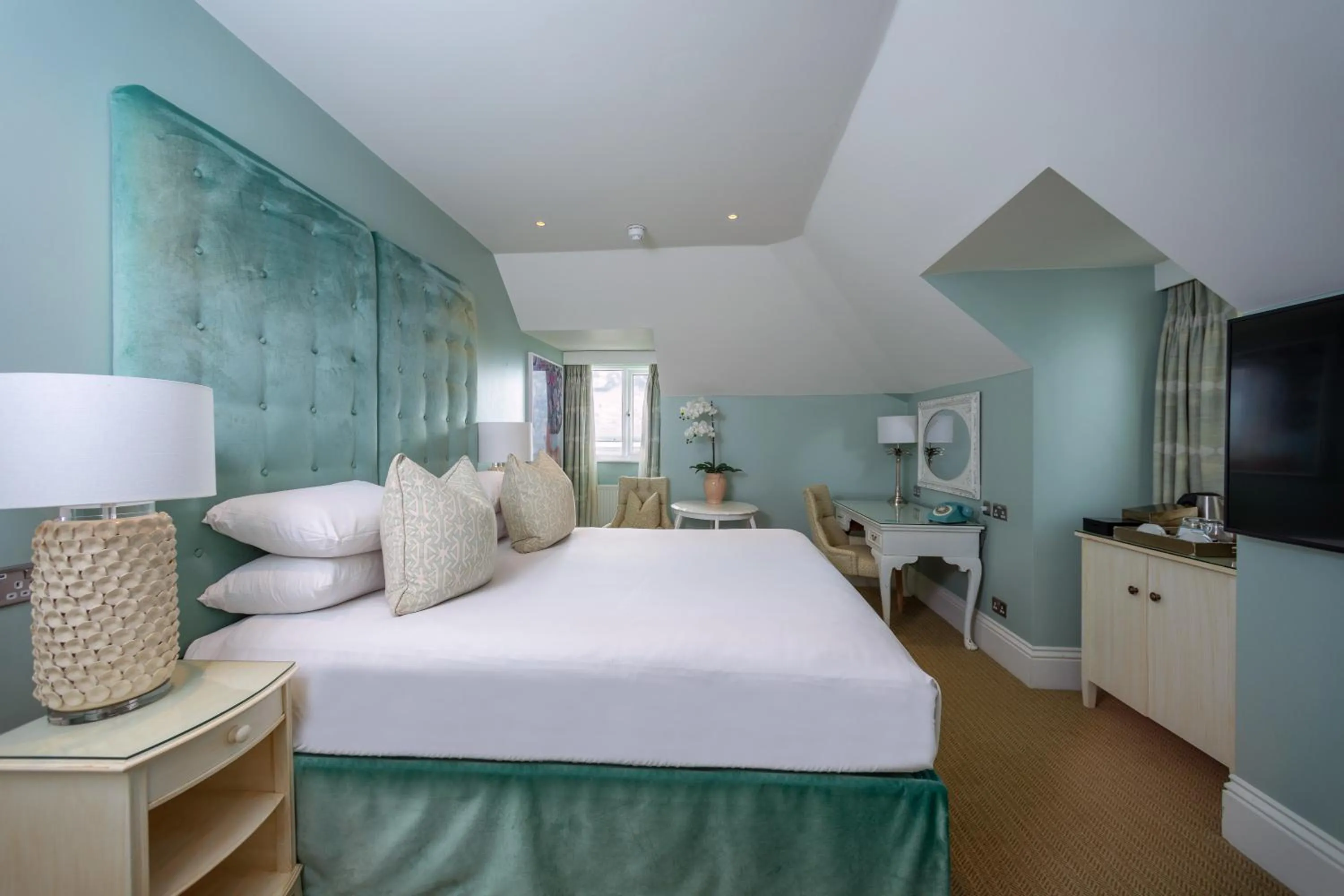 Bedroom, Bed in Roslin Beach Hotel