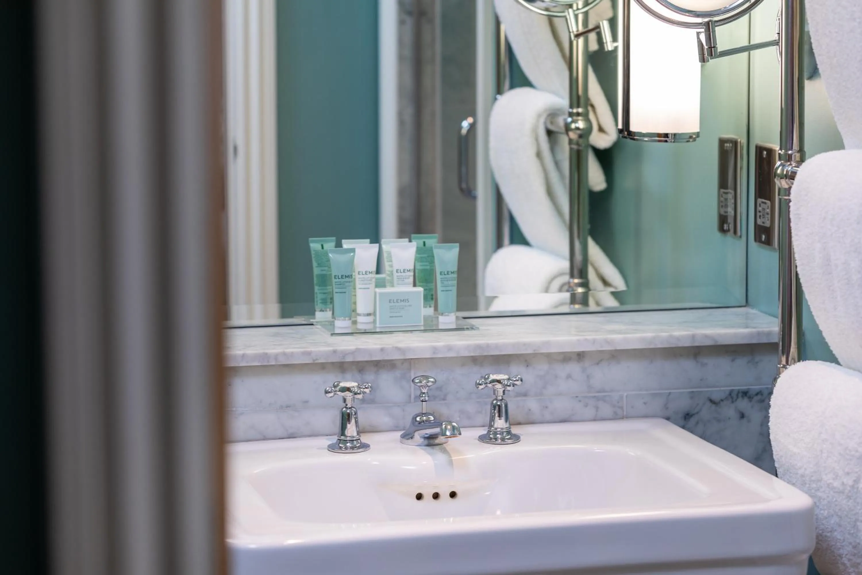 Bathroom in Roslin Beach Hotel