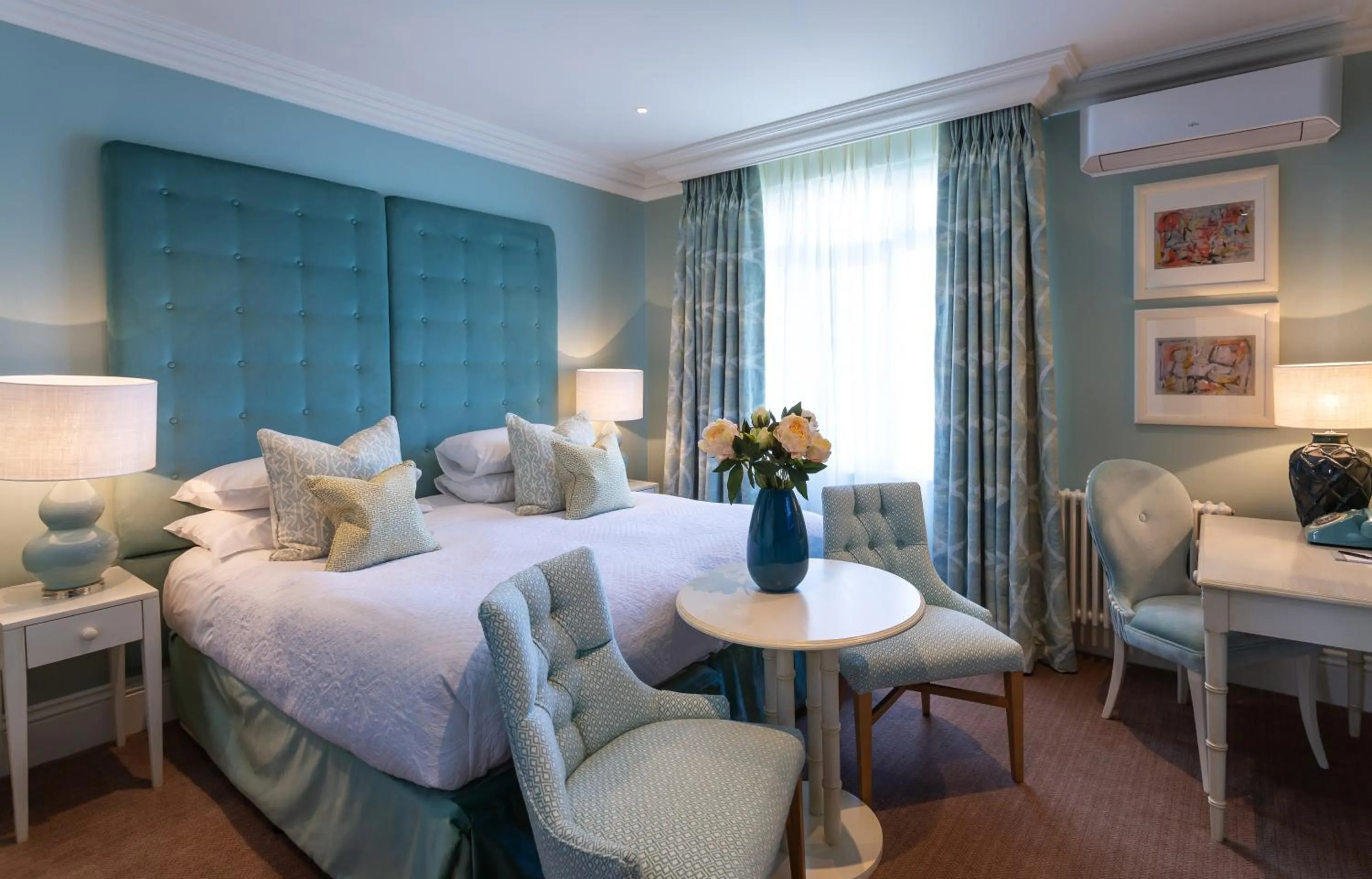 Photo of the whole room, Bed in Roslin Beach Hotel