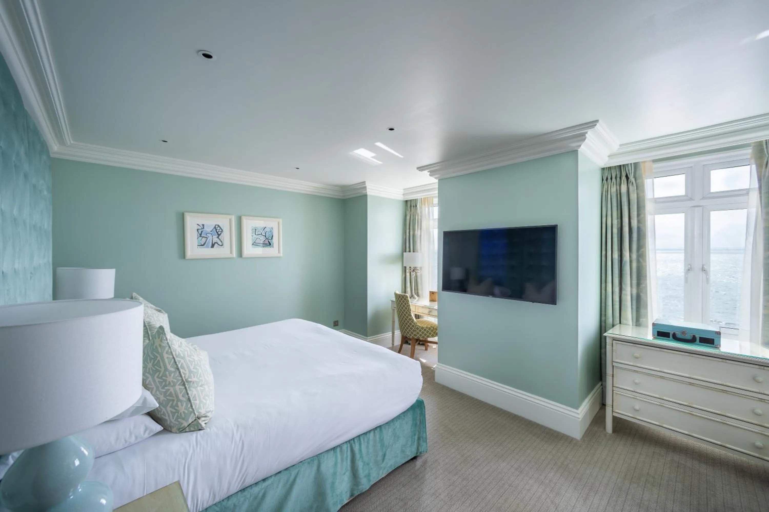 Bedroom, Bed in Roslin Beach Hotel