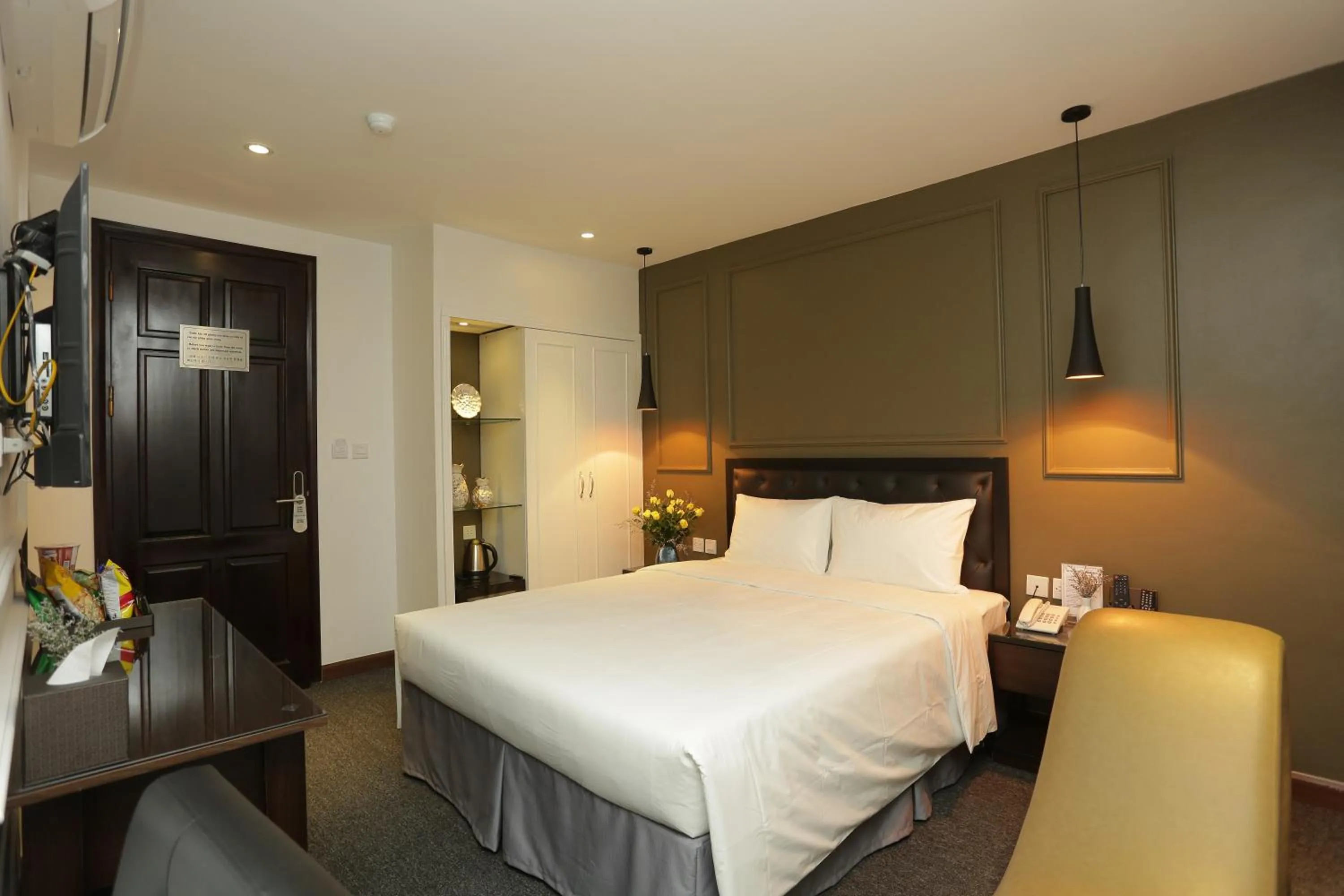 Communal lounge/ TV room, Bed in Adeline Hotel Hanoi