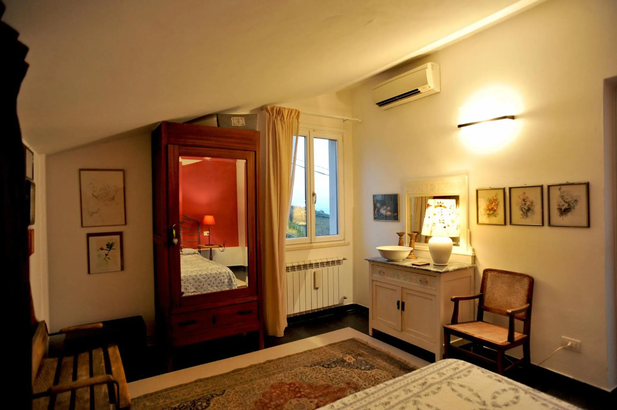 Photo of the whole room, Bed in IL golfo artisti e poeti villa thea