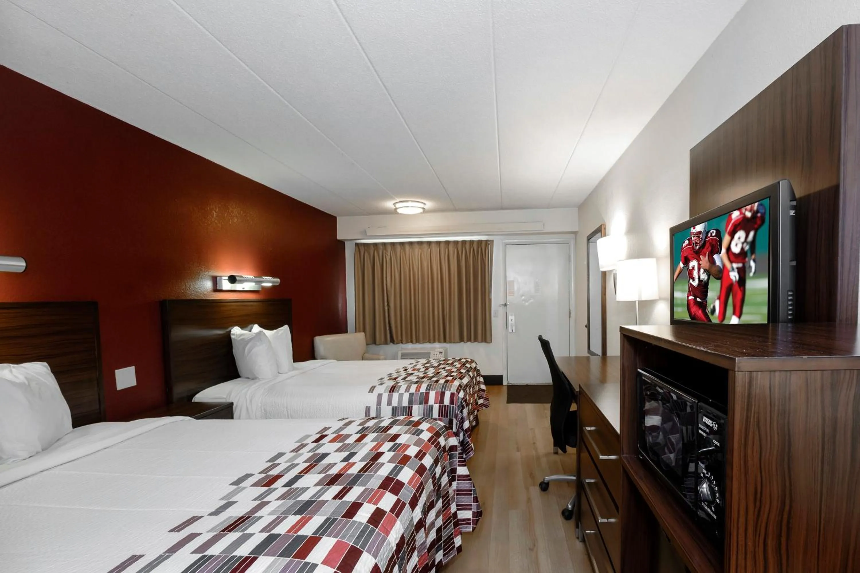 Photo of the whole room, Bed in Red Roof Inn Aberdeen