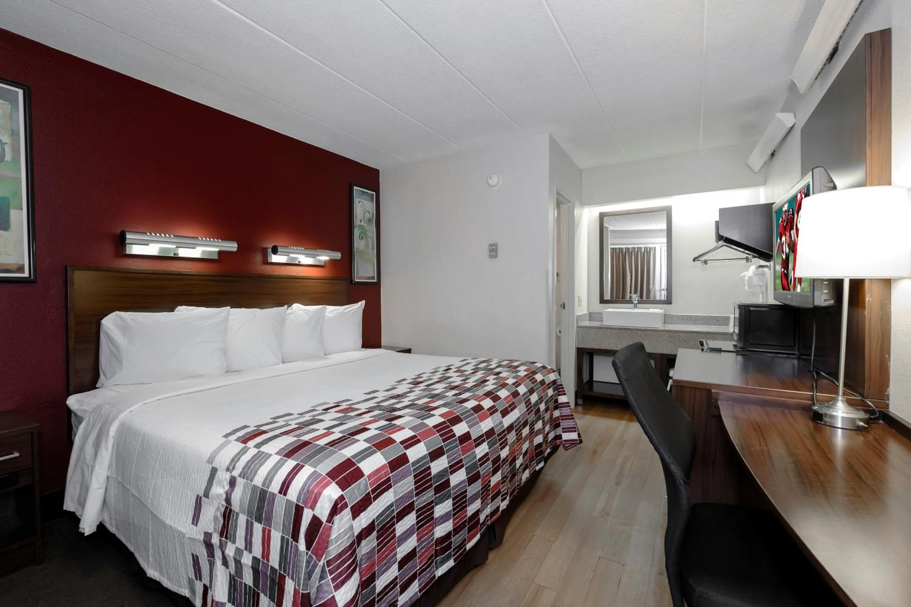 Photo of the whole room, Bed in Red Roof Inn Aberdeen