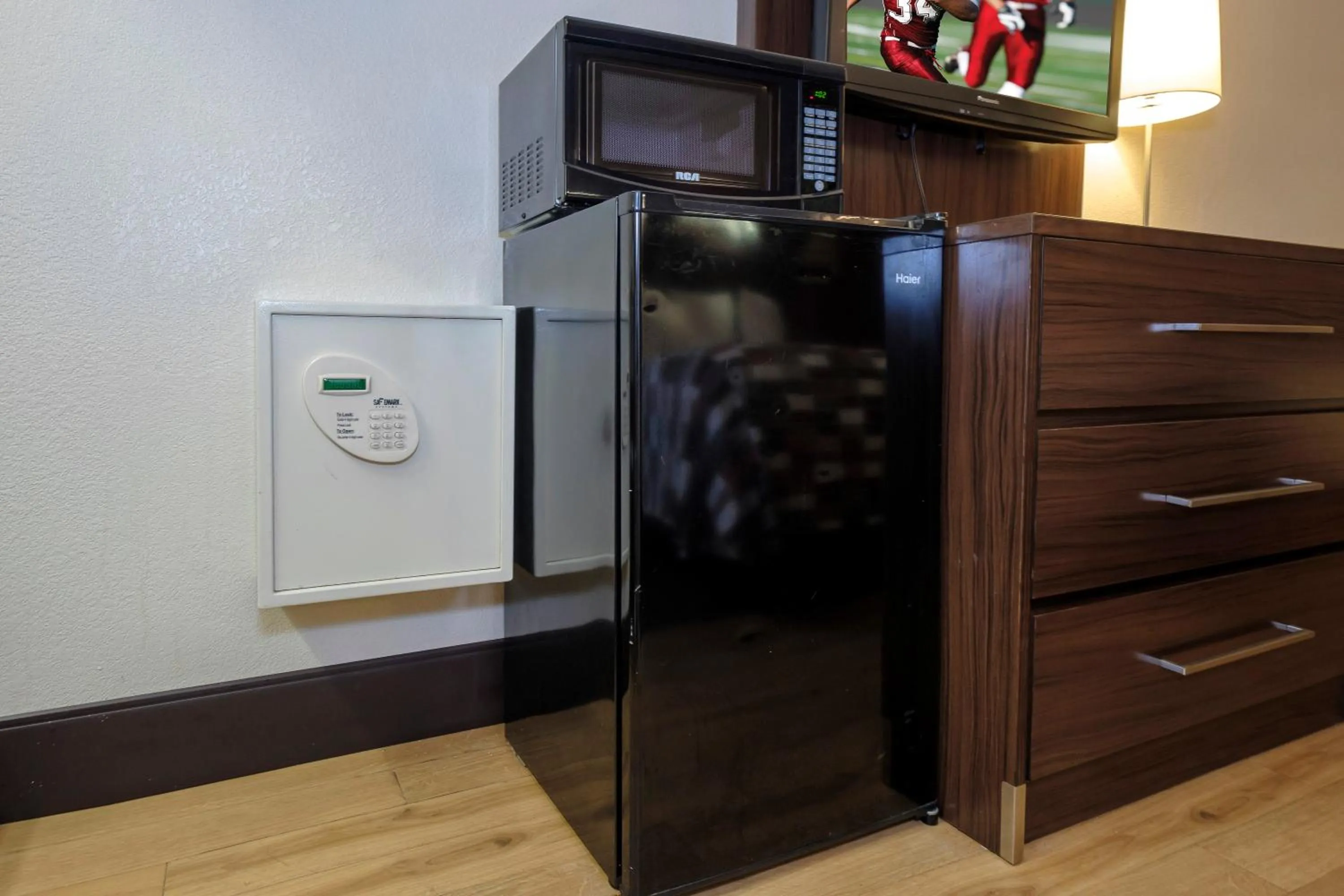Bedroom in Red Roof Inn Aberdeen