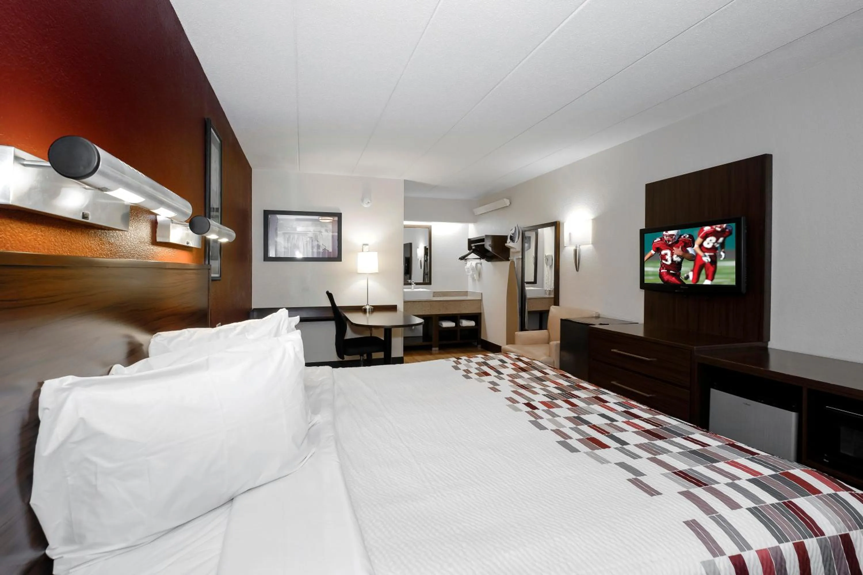 Photo of the whole room, Bed in Red Roof Inn Aberdeen