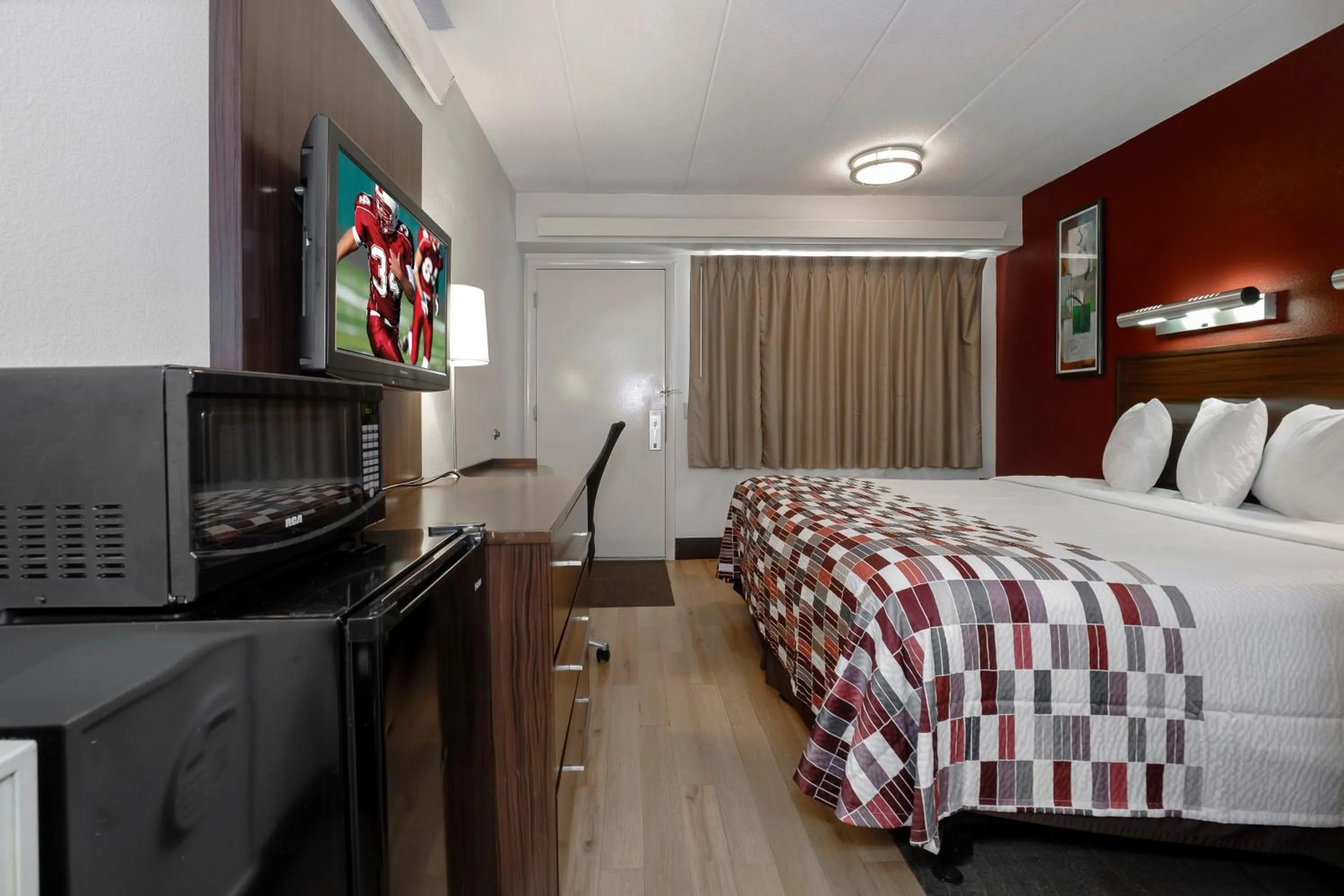 Photo of the whole room, Bed in Red Roof Inn Aberdeen