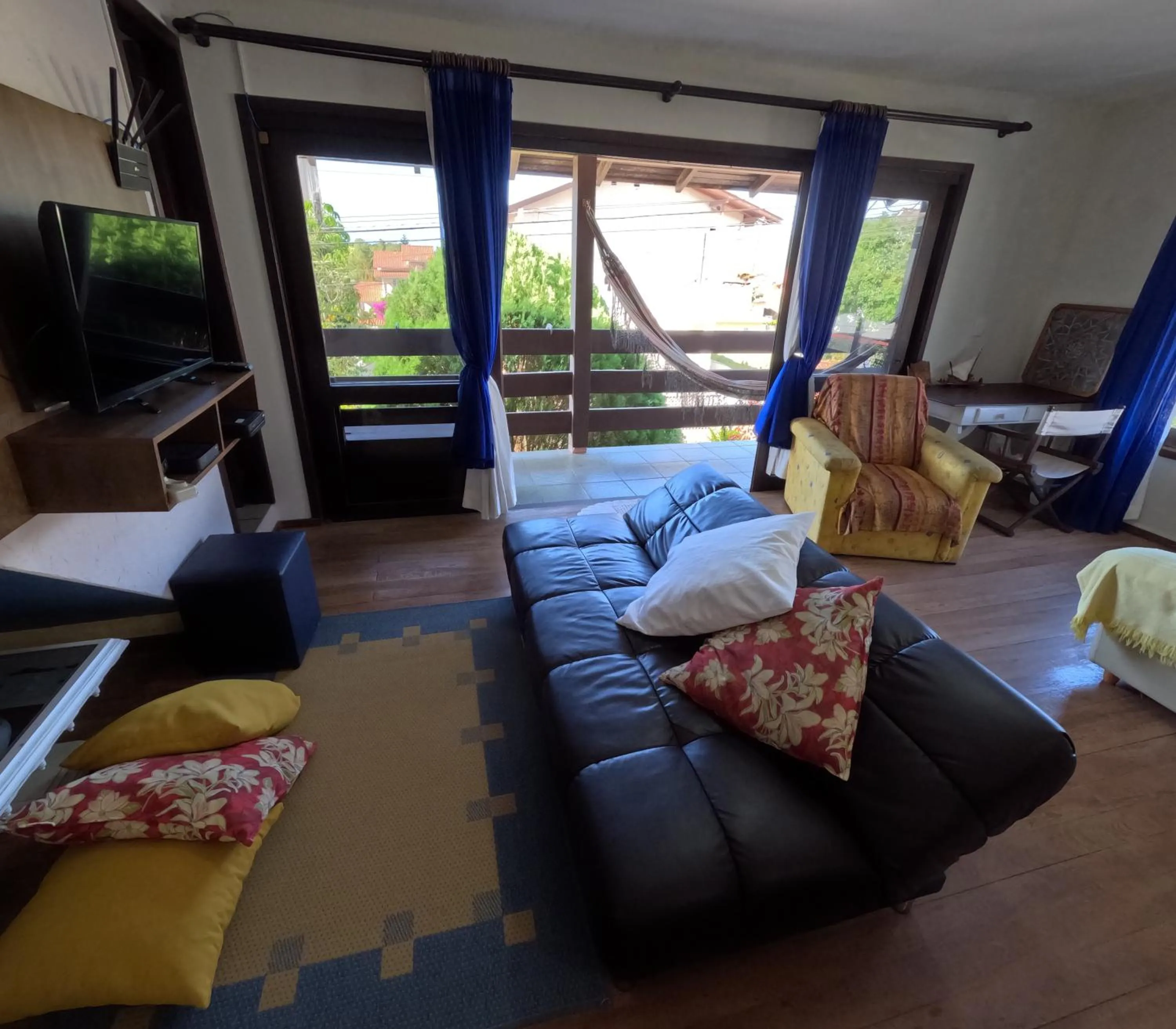 Communal lounge/ TV room, Bed in Santinho Hostel