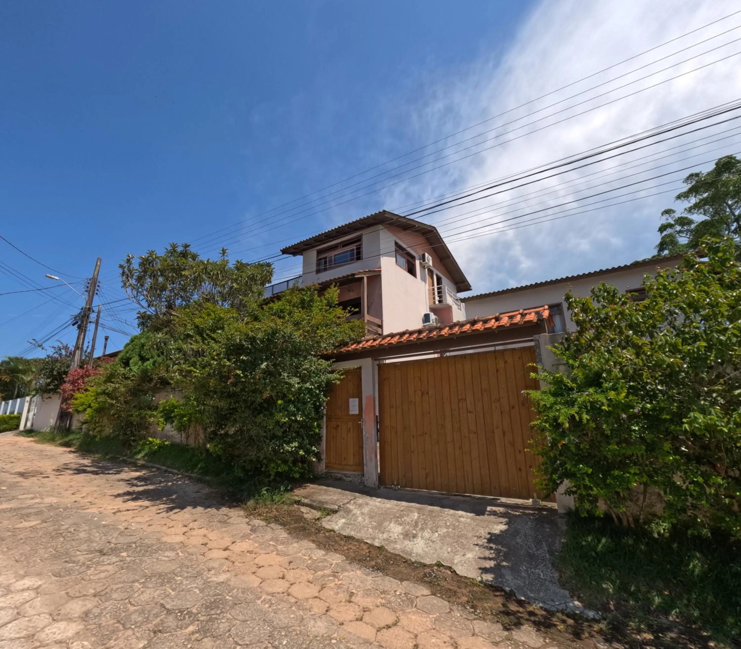 Facade/entrance in Santinho Hostel
