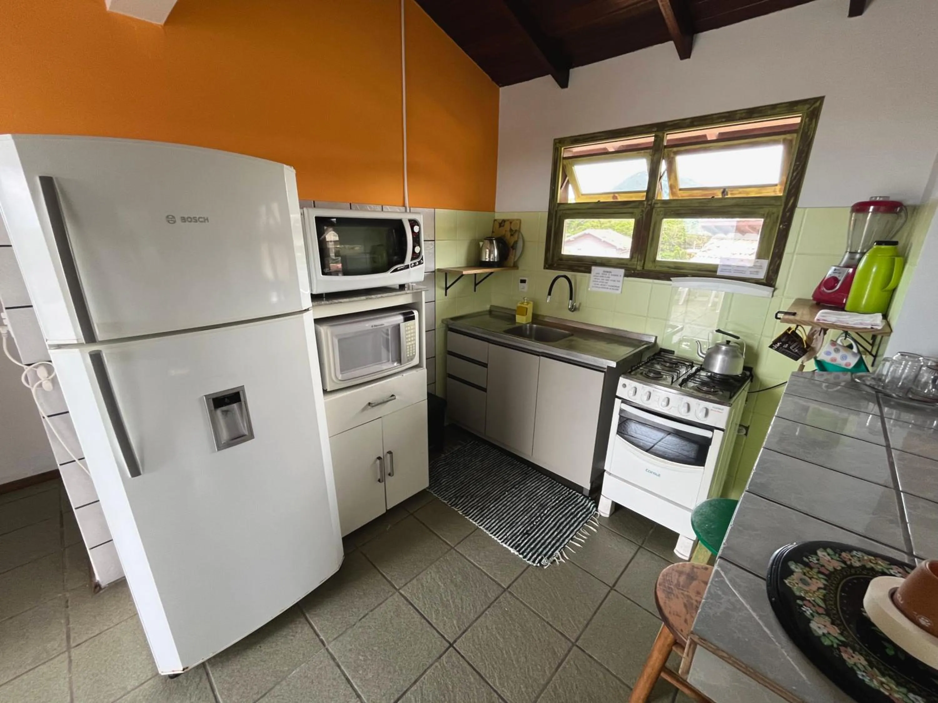 Kitchen or kitchenette in Santinho Hostel