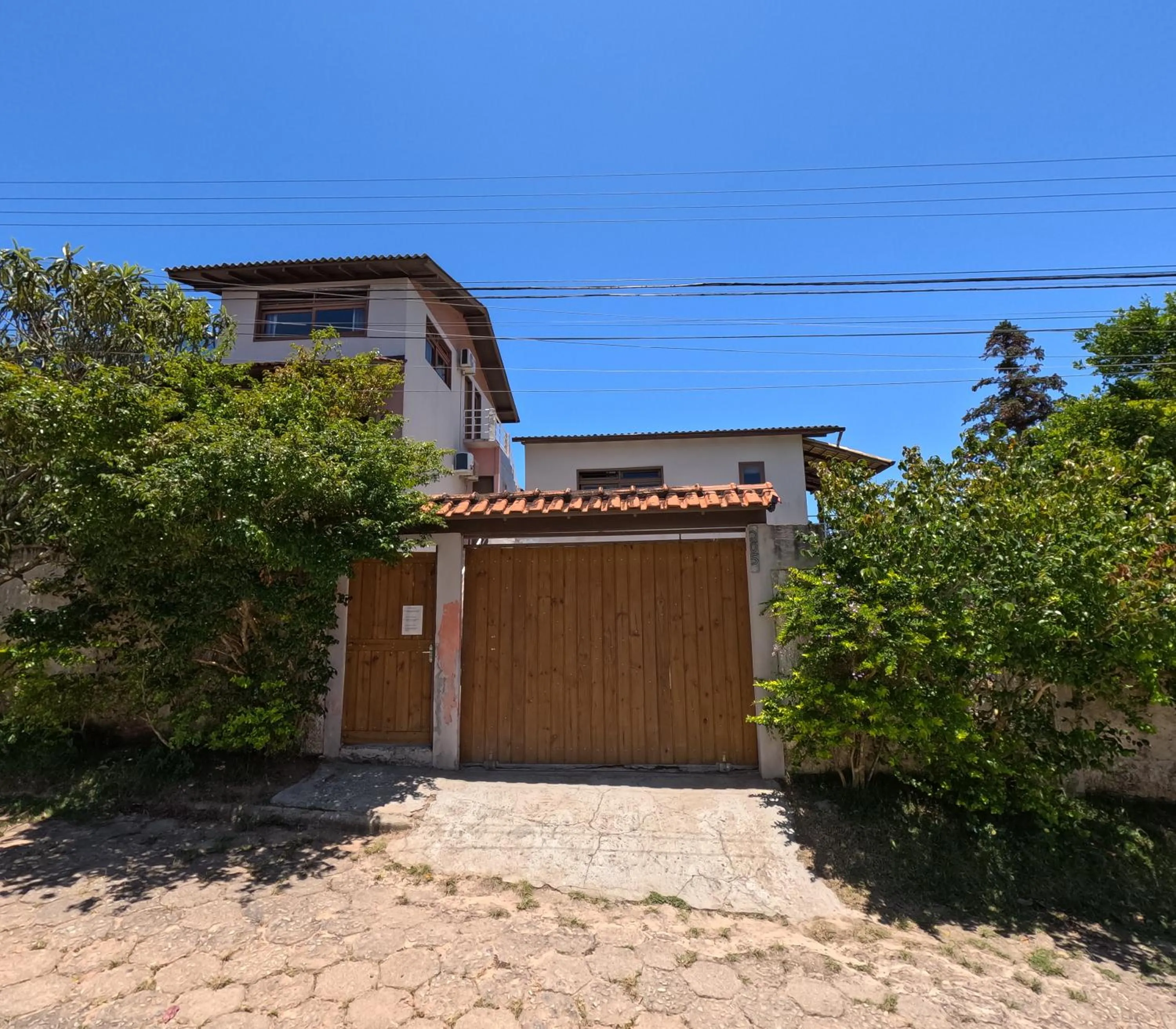 Facade/entrance in Santinho Hostel