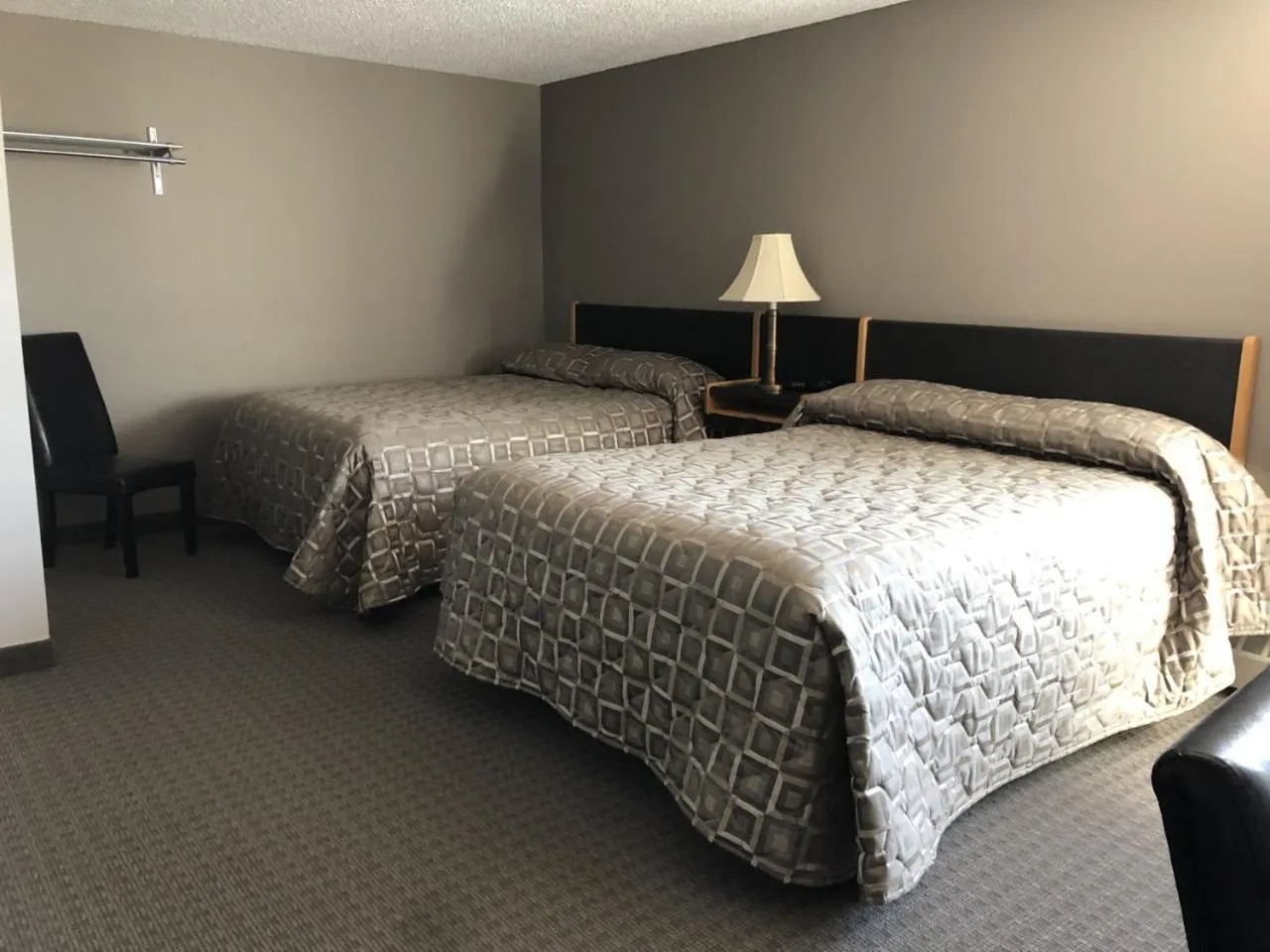 Bed in Arbour Ridge Inn & Suites