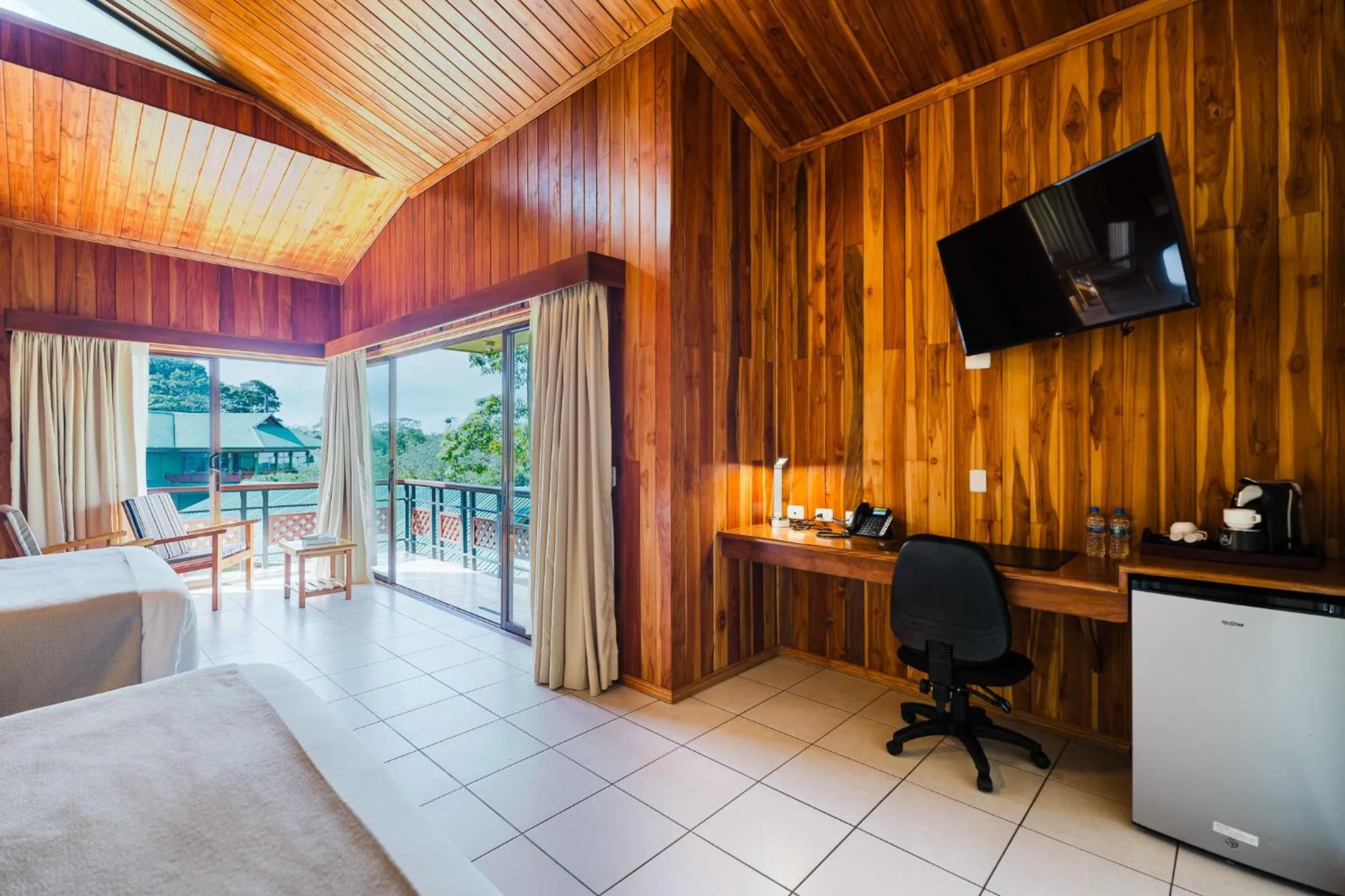 TV and multimedia in Ficus Sunset Suites