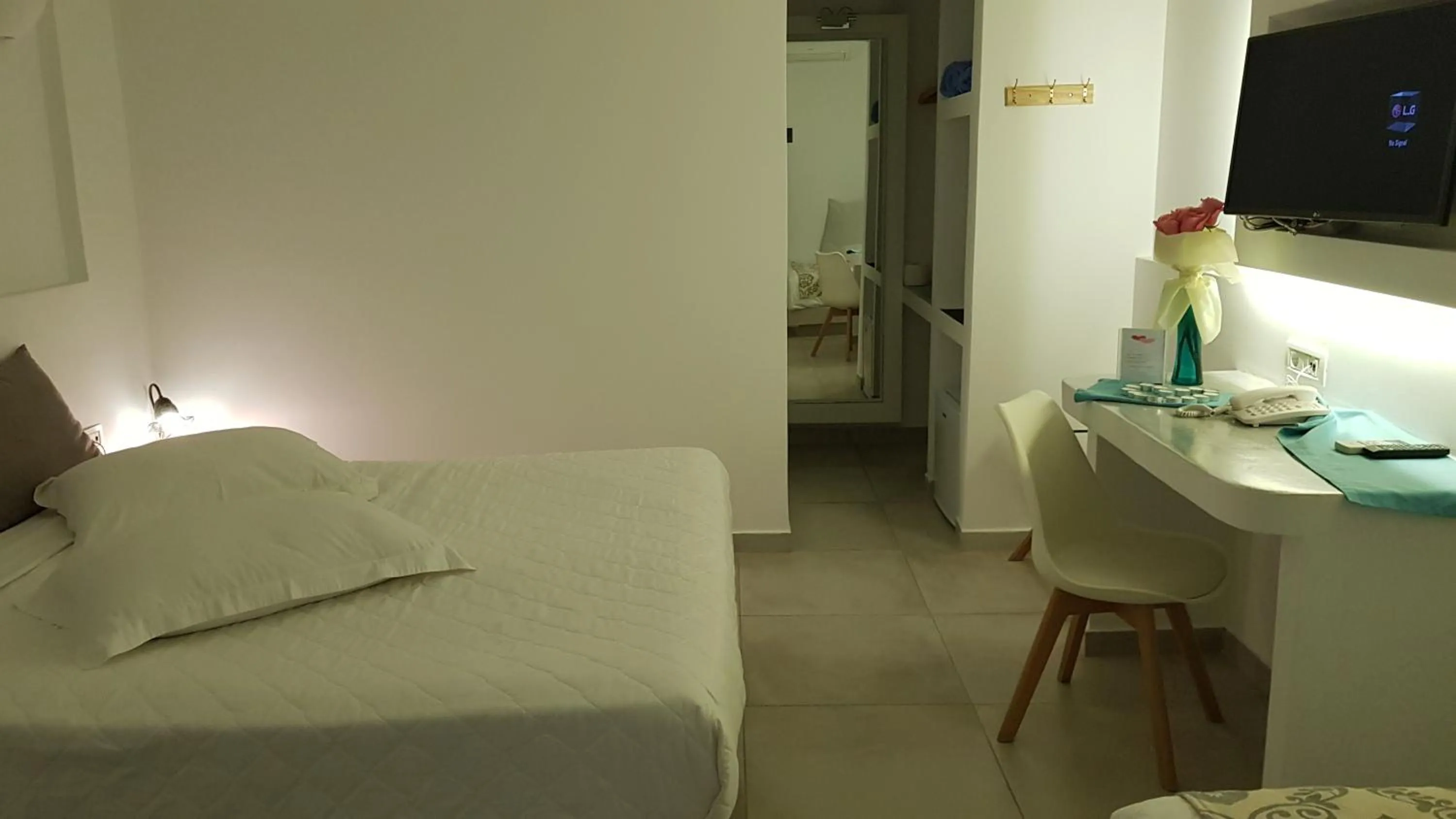 Photo of the whole room, Bed in Sunset Faros