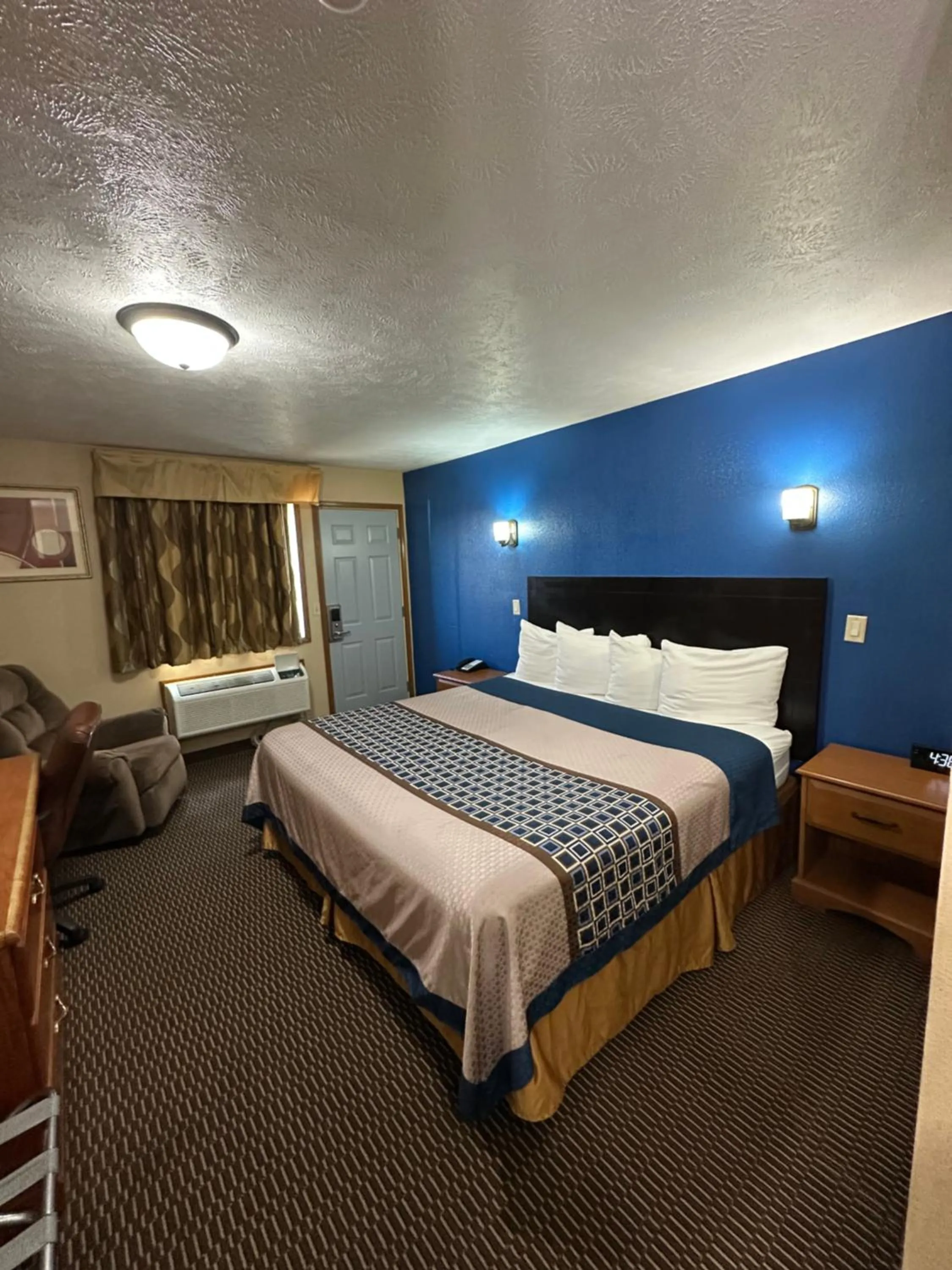 Photo of the whole room, Bed in Eco-Lux Inn Norfolk