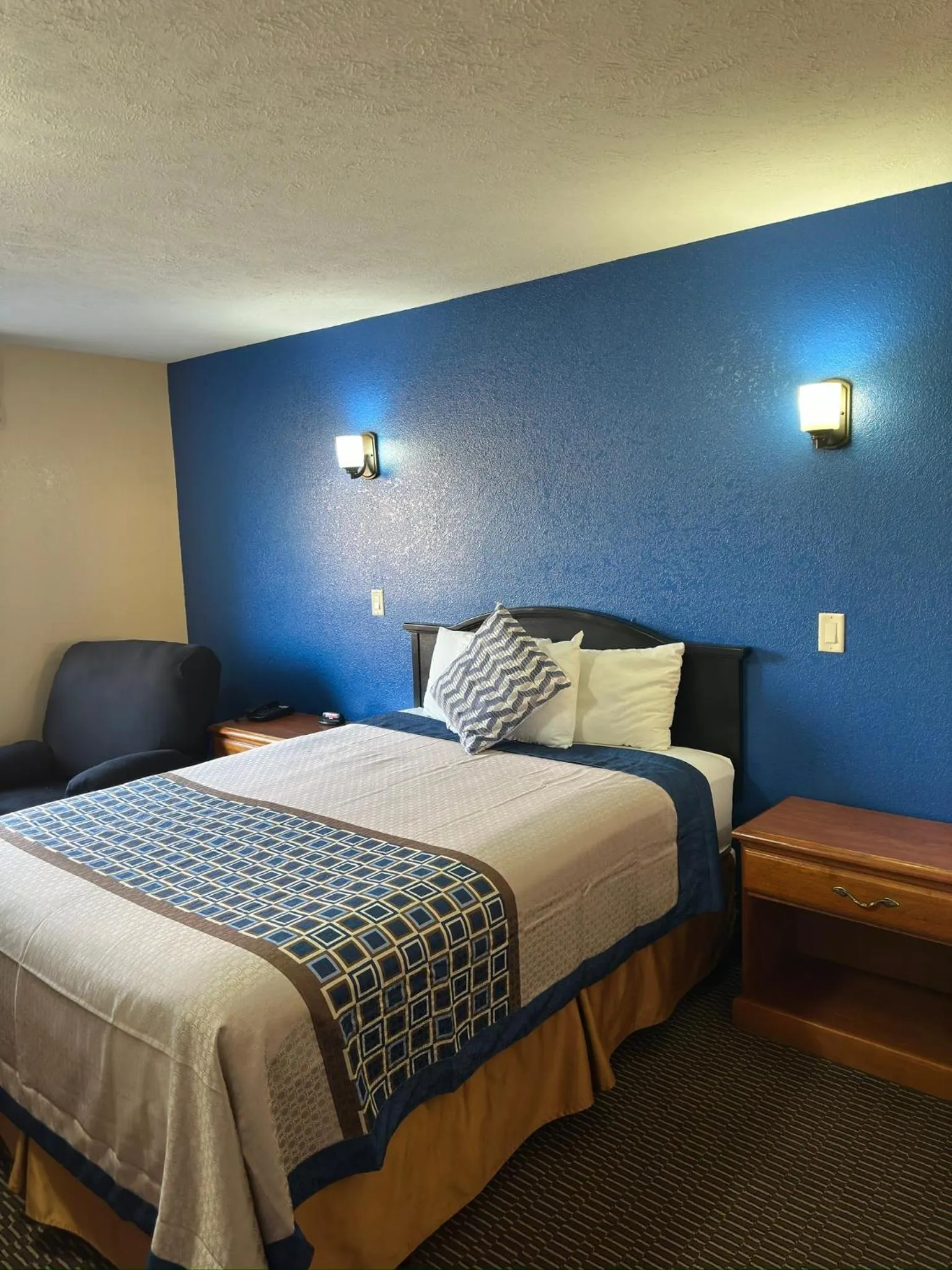 Photo of the whole room, Bed in Eco-Lux Inn Norfolk